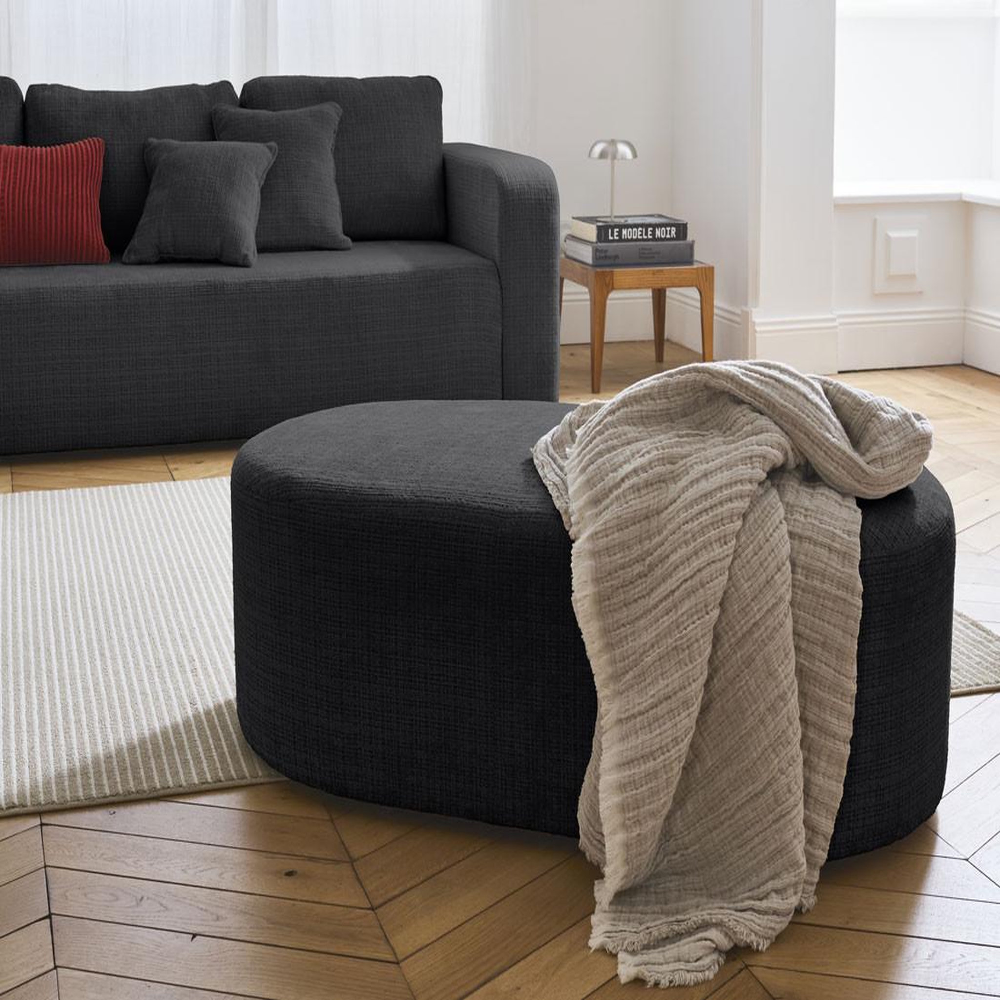 Voir la diapositive 1 : BEST MOBILIER Miro - pouf en velours texturé