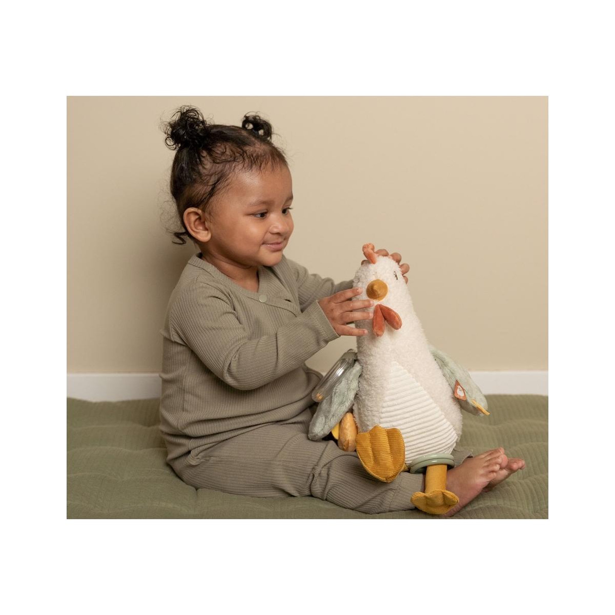 Voir la diapositive 3 : LITTLE DUTCH Poule d'activités - Little Farm - 25cm