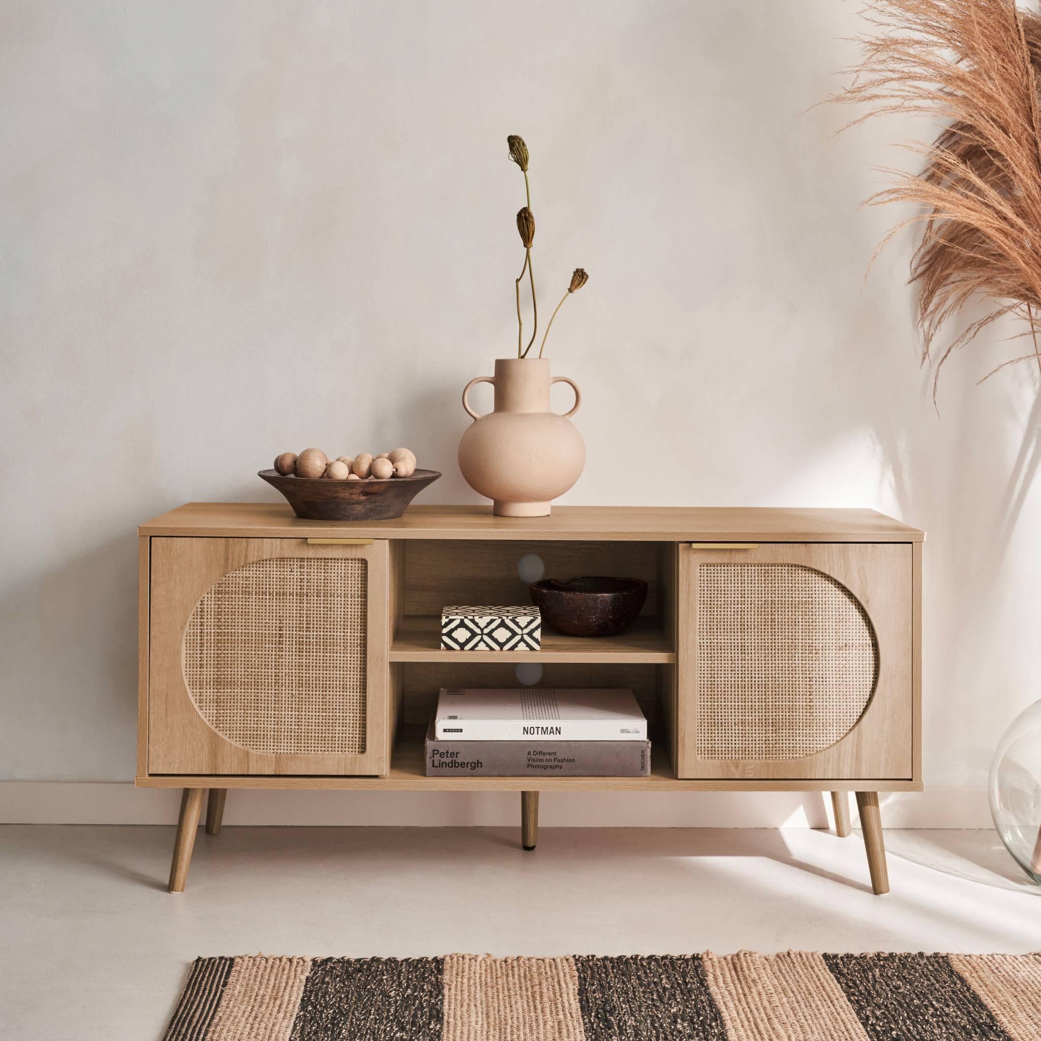 Voir la diapositive 3 : SWEEEK Meuble TV. Eva. décor bois et cannage arrondi 2 portes. 1 étagère L120 x l39 x H56.5cm