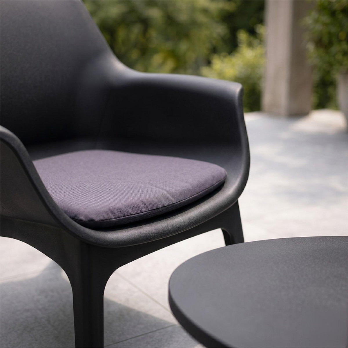CONCEPT USINE Salon de jardin 4 places gris anthracite avec table basse IZMIR