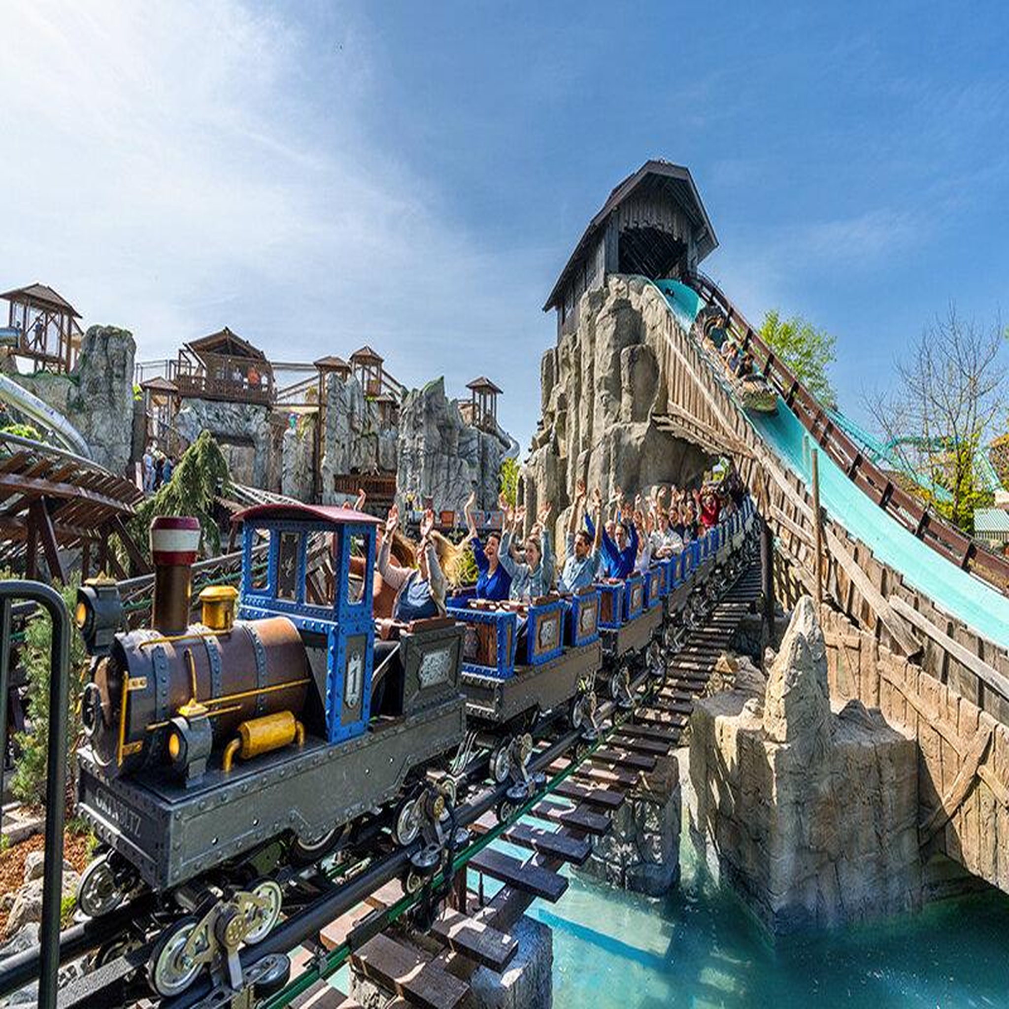 Voir la diapositive 4 : Smartbox Europa-park 2026 : billet d'entrée pour 2 adultes et 2 enfants haute saison (2 jours) - coffret cadeau sport & aventure