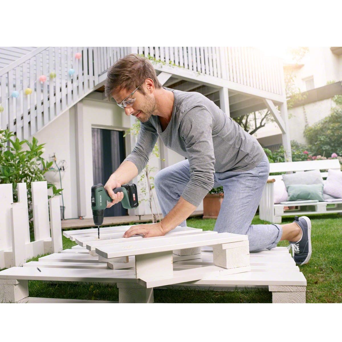 BOSCH Perceuse visseuse Universal Drill 18V + 2 batteries