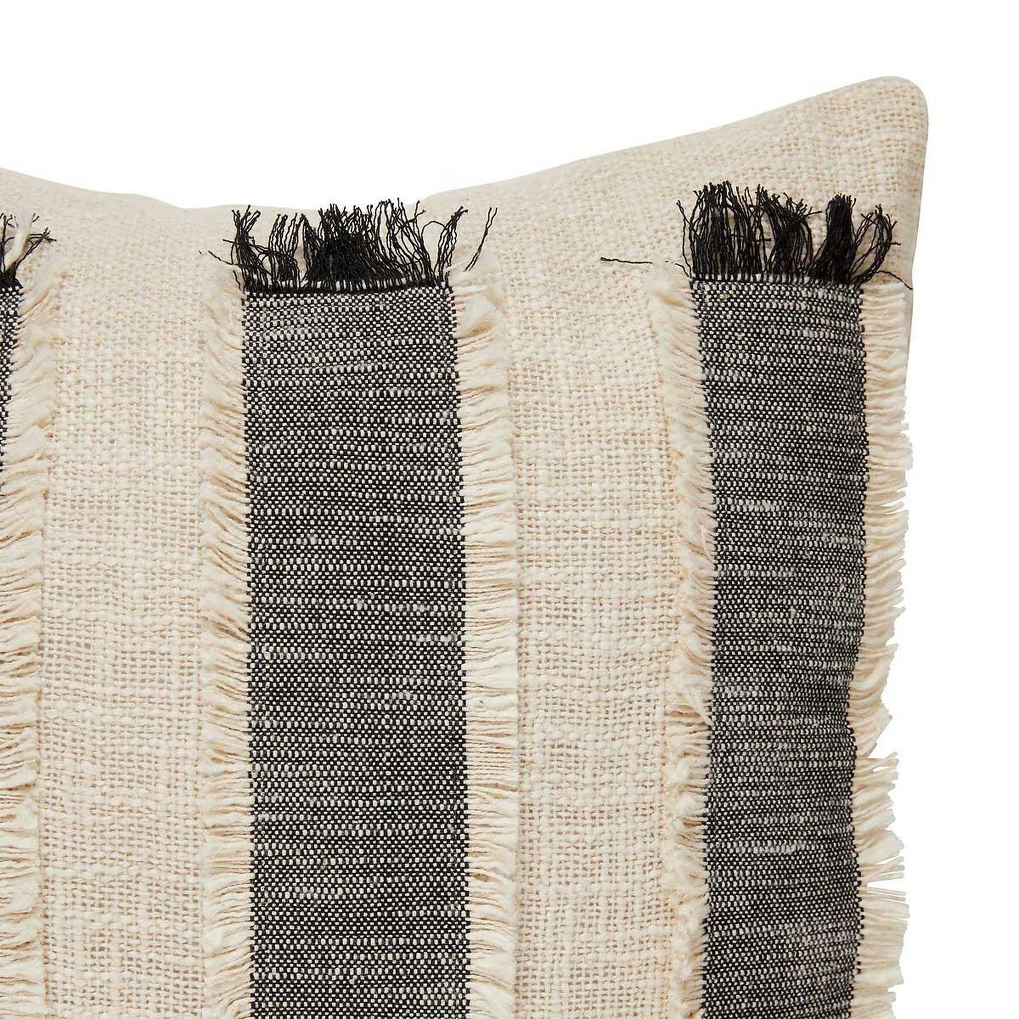 Voir la diapositive 2 : ATMOSPHERA Coussin déco à franges  malakite  50x50cm noir & blanc
