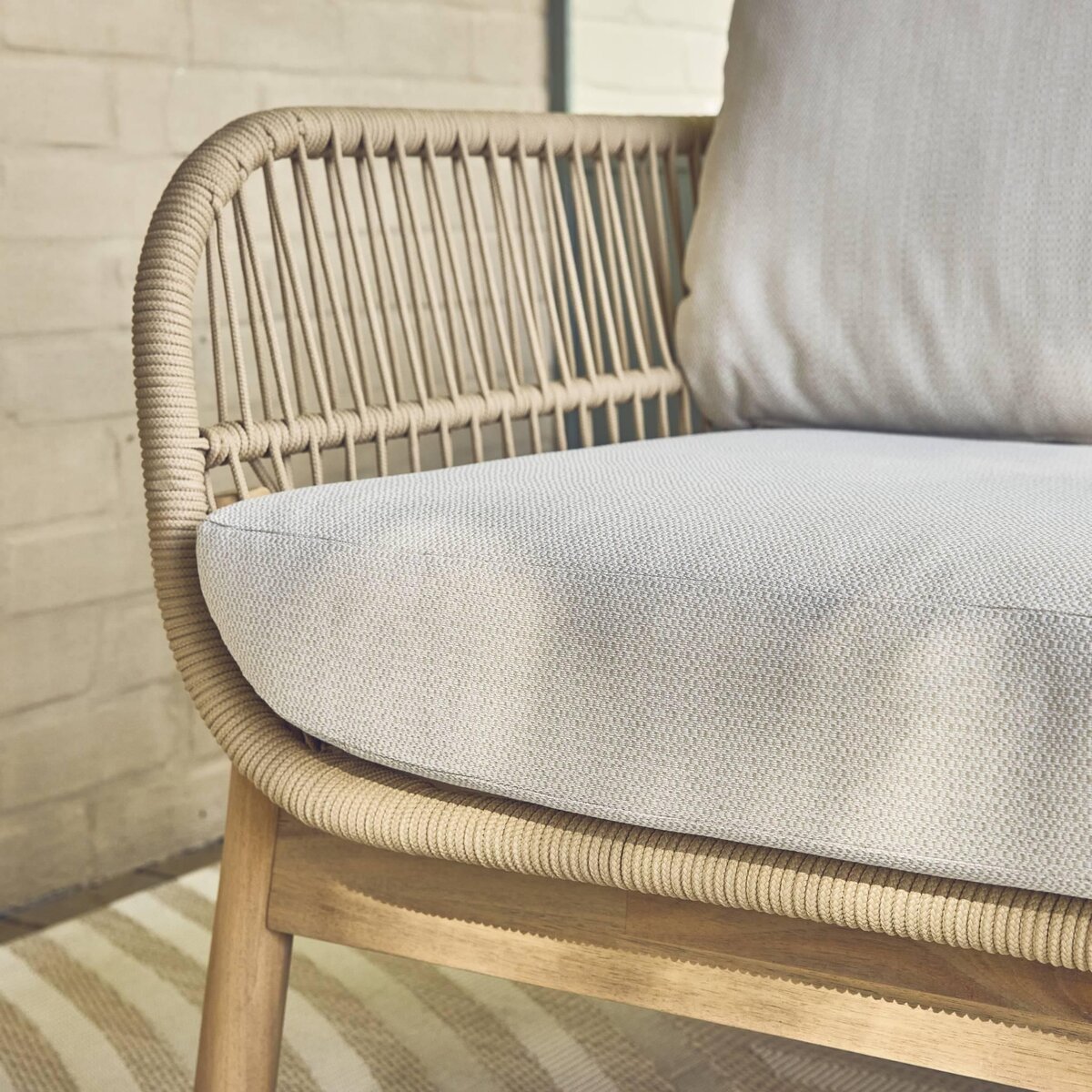 SWEEEK Salon de jardin IPANEMA en acacia avec de la corde. 5 places. coussins beiges en oléfine. table rectangulaire