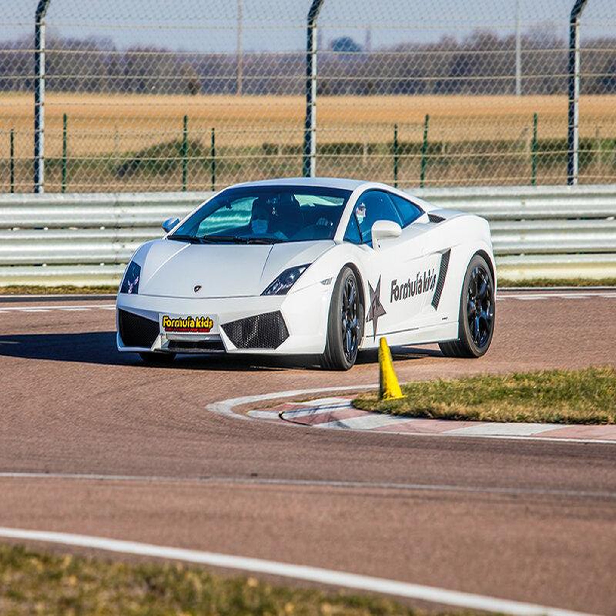 Voir la diapositive 3 : Smartbox Stage pilotage enfant : 5 ou 6 tours de circuit au volant d'une lamborghini gallardo - coffret cadeau sport & aventure