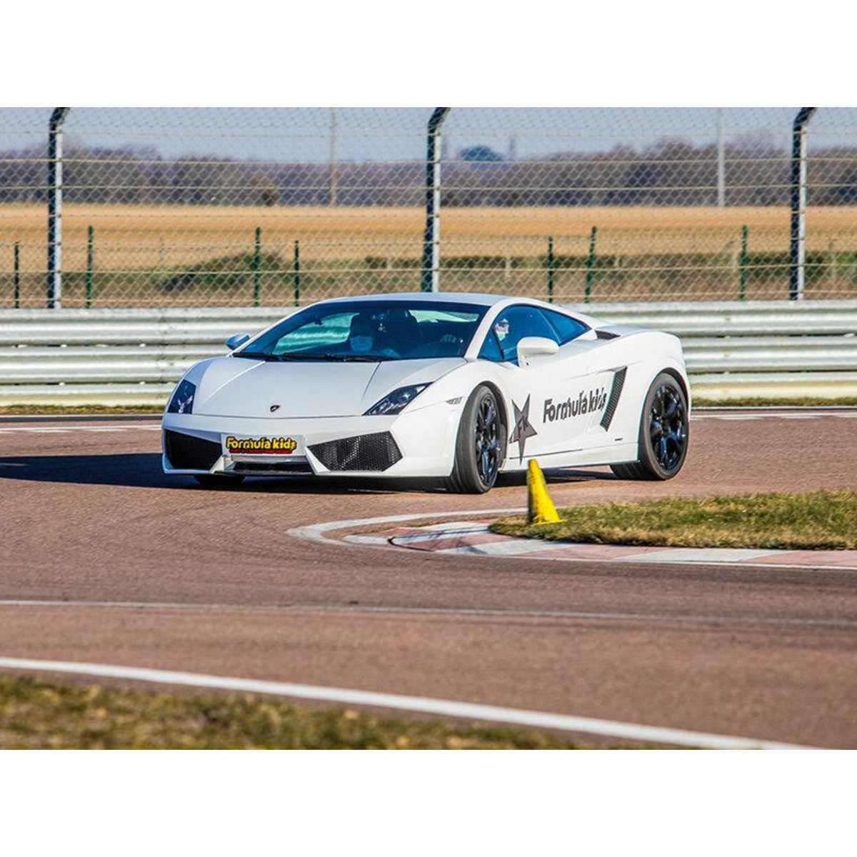 Smartbox Stage pilotage enfant : 5 ou 6 tours de circuit au volant d'une Lamborghini Gallardo - Coffret Cadeau Sport & Aventure
