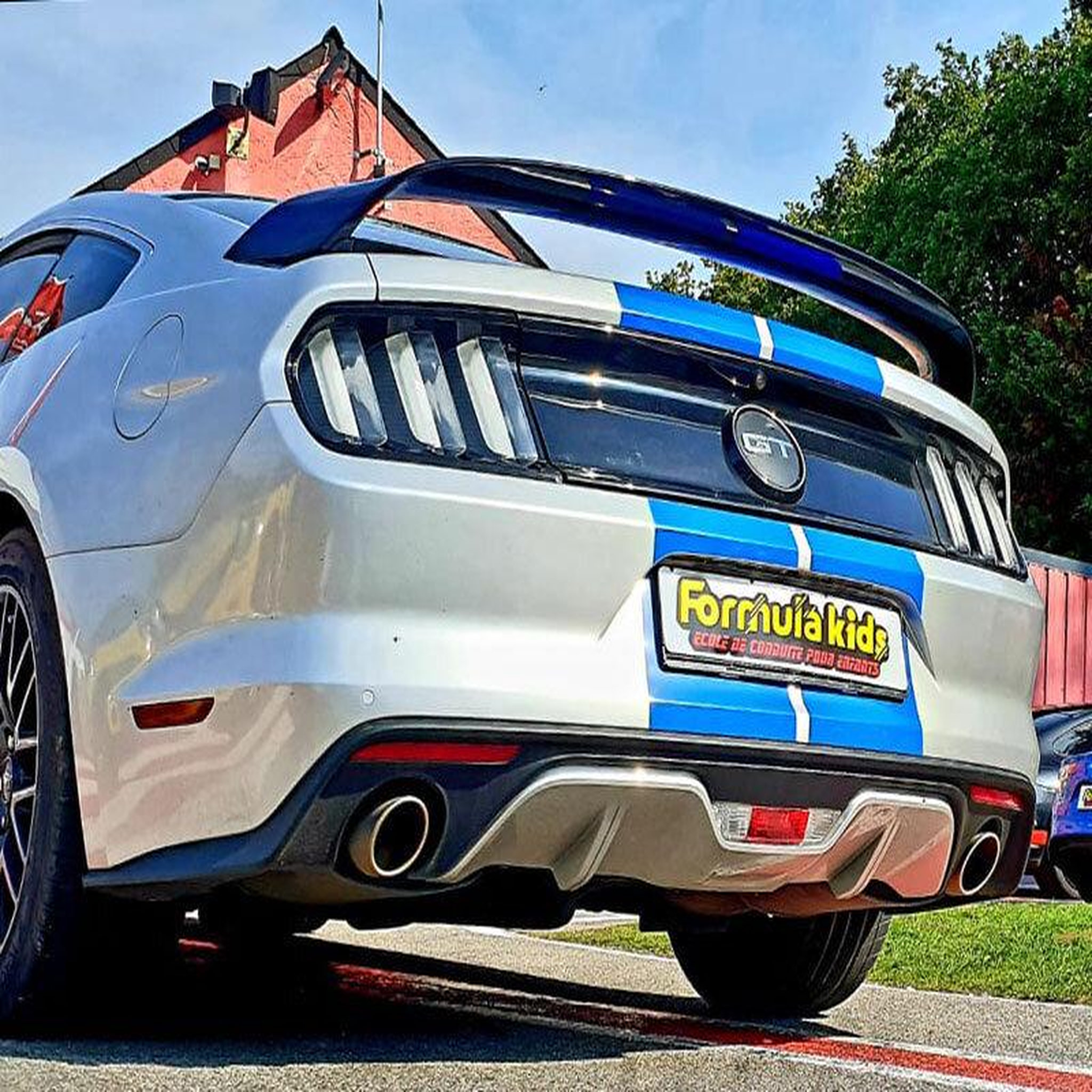 Voir la diapositive 2 : Smartbox Stage pilotage enfant : 3 tours de circuit au volant d'une Ford Mustang V8 - Coffret Cadeau Sport & Aventure