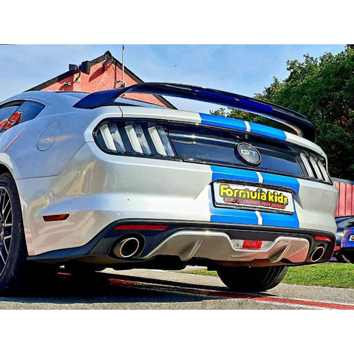 Smartbox Stage pilotage enfant : 3 tours de circuit au volant d'une Ford Mustang V8 - Coffret Cadeau Sport & Aventure