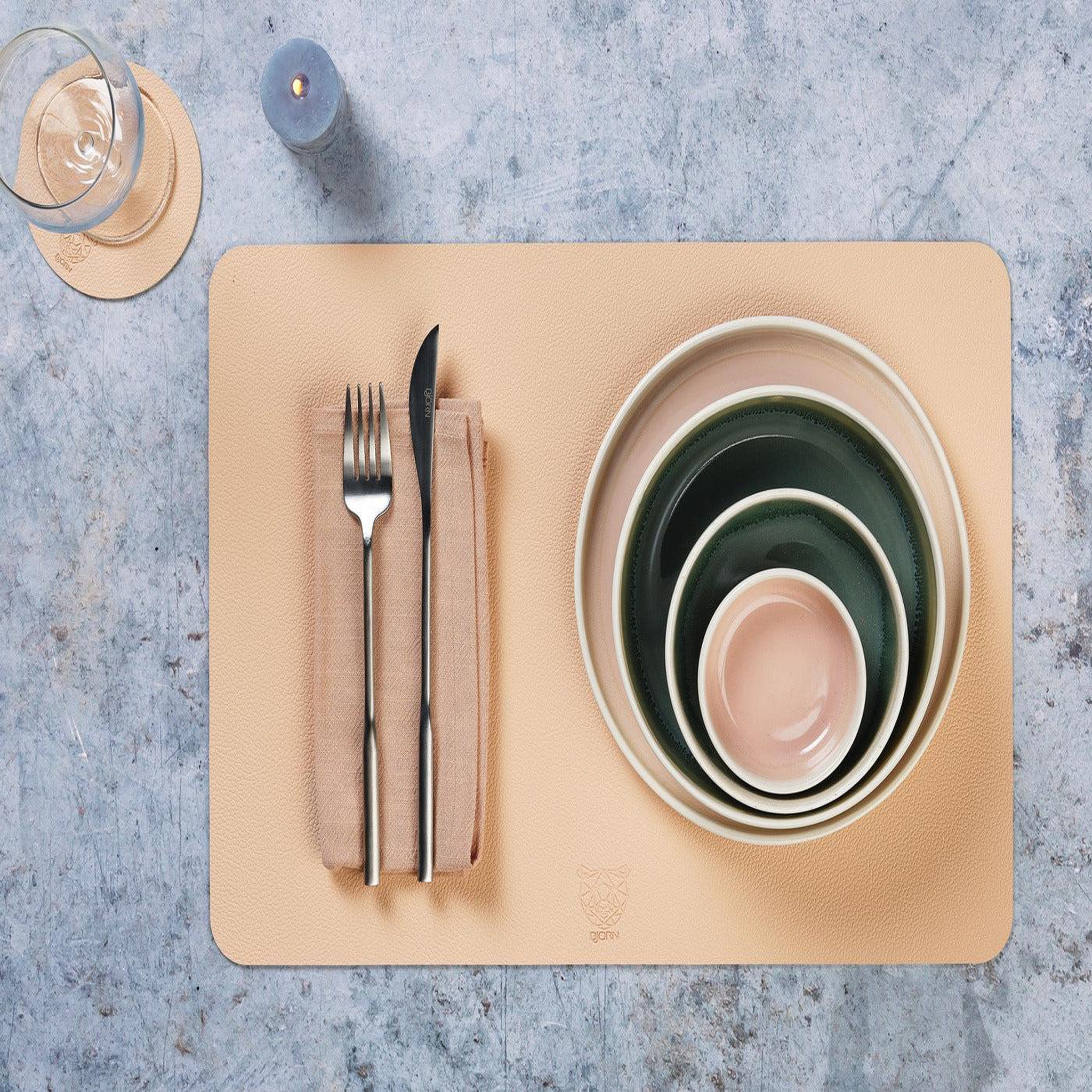 Voir la diapositive 6 : BJORN Sous-verre rond réversible - 6 pièces - cuir recyclé rose pâle et vert pâle