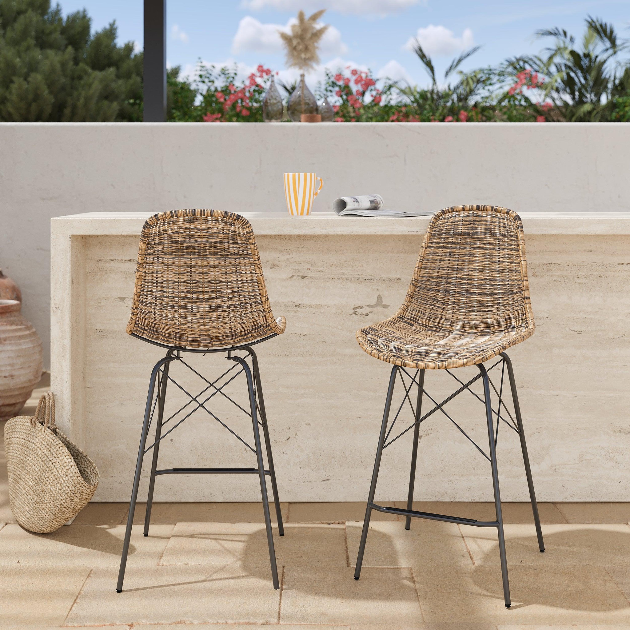 Voir la diapositive 2 : MAISON PAVANE Lot de 2 chaises de bar de jardin 63 cm en résine tressée marron-tiptur
