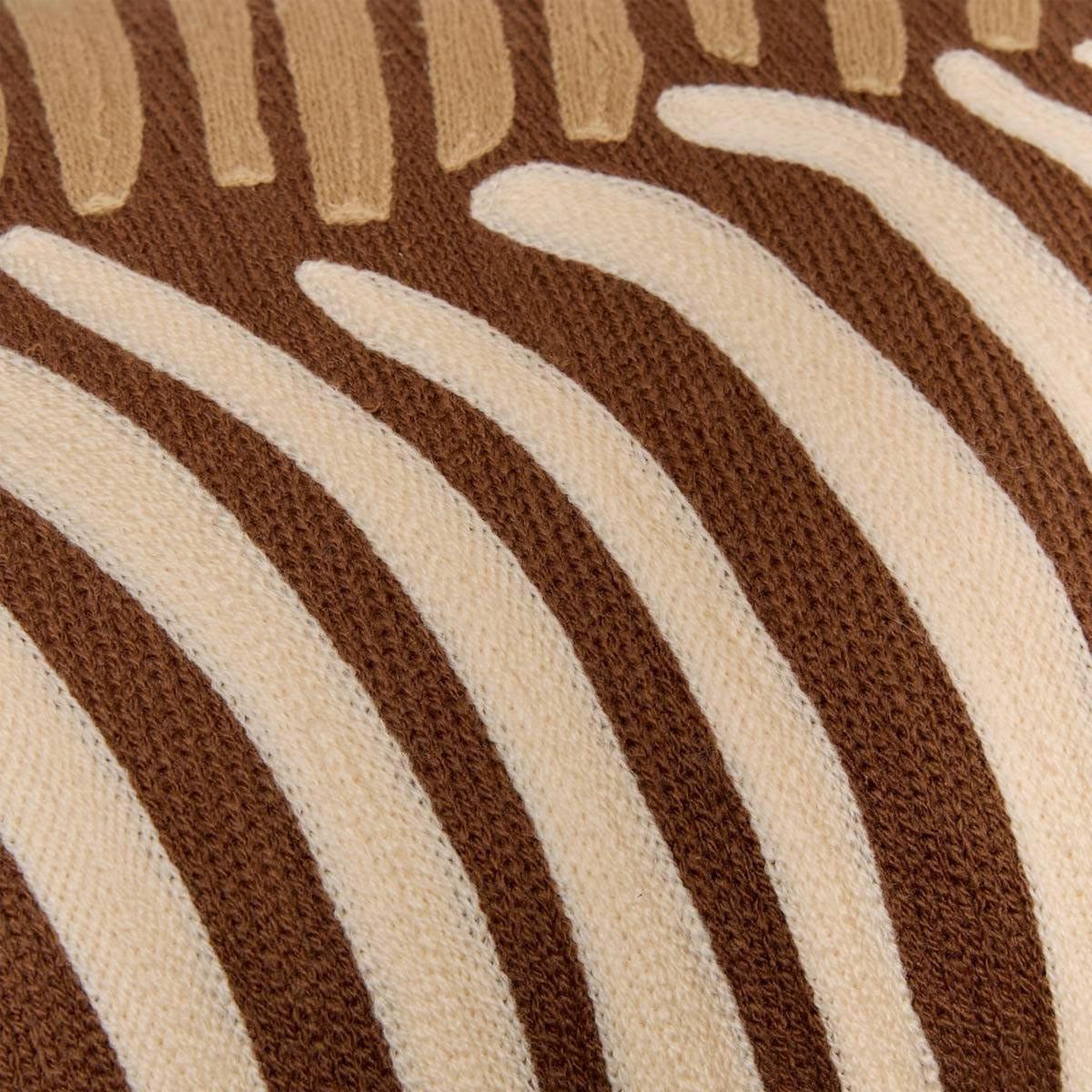Voir la diapositive 4 : ATMOSPHERA Coussin déco brodé  hary  30x50cm marron