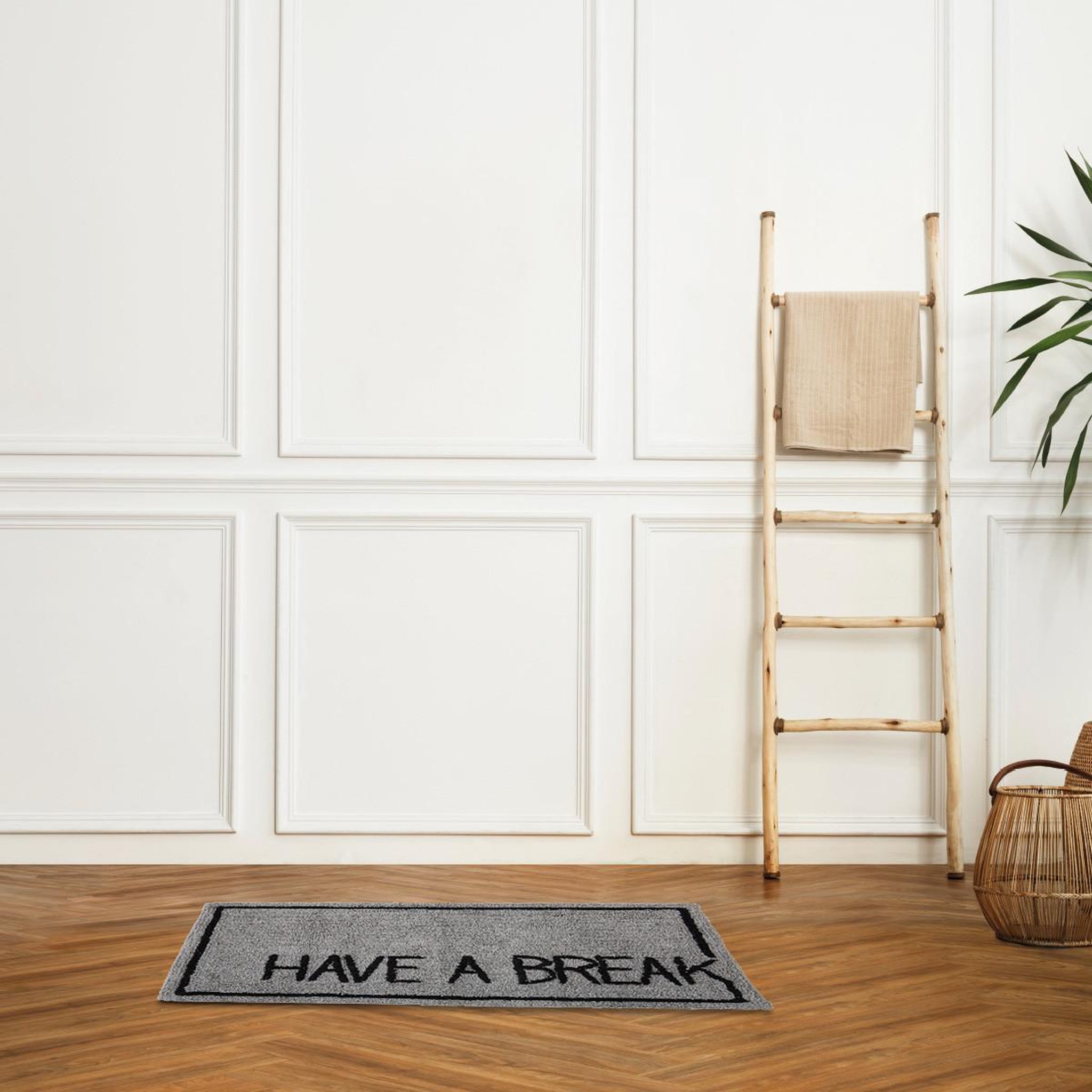 Voir la diapositive 2 : GUY LEVASSEUR Tapis déco texte en coton tufté 50x80cm