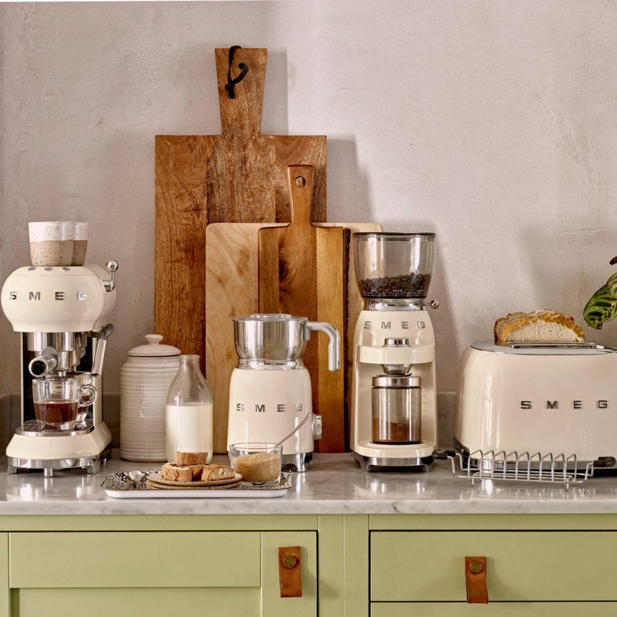 Voir la diapositive 5 : SMEG Moulin à café cgf11creu