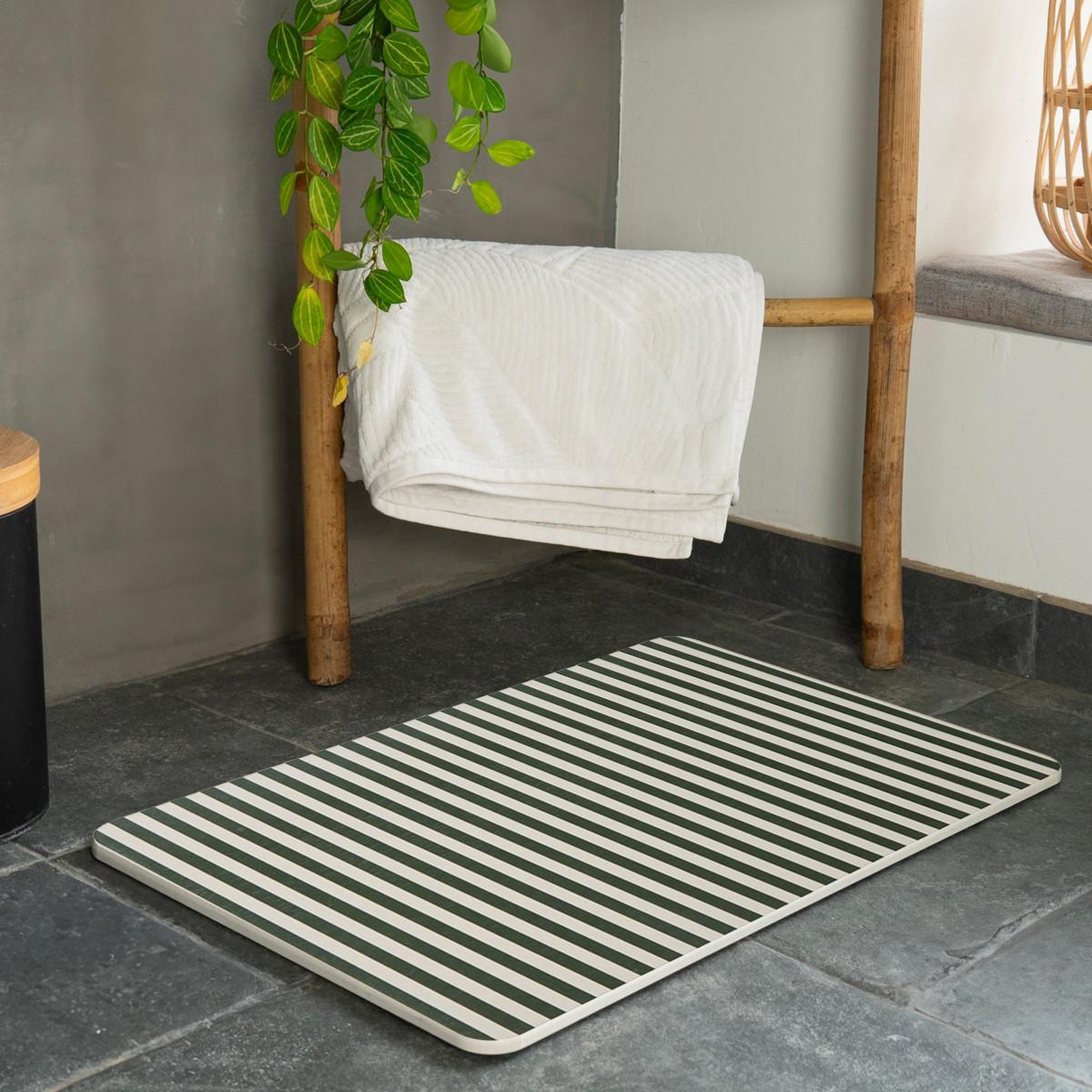 Voir la diapositive 3 : GUY LEVASSEUR Tapis de bain diatomite à rayures 39x60cm