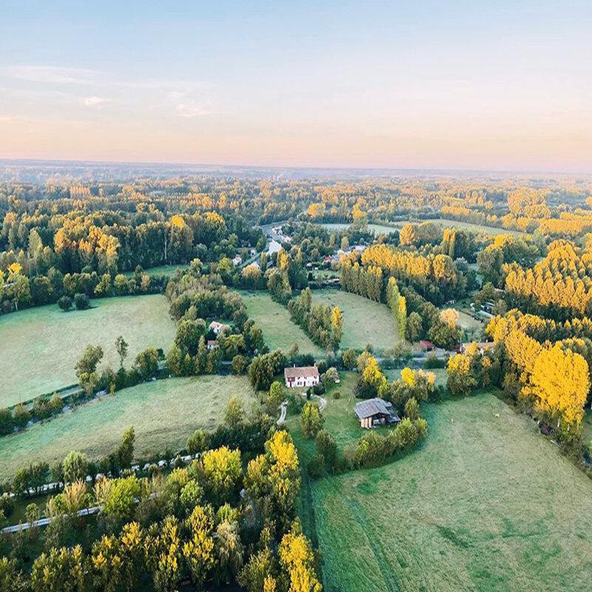 Voir la diapositive 2 : Smartbox Vol en montgolfière au-dessus du marais poitevin avec visite en barque pour 2 personnes - coffret cadeau sport & aventure