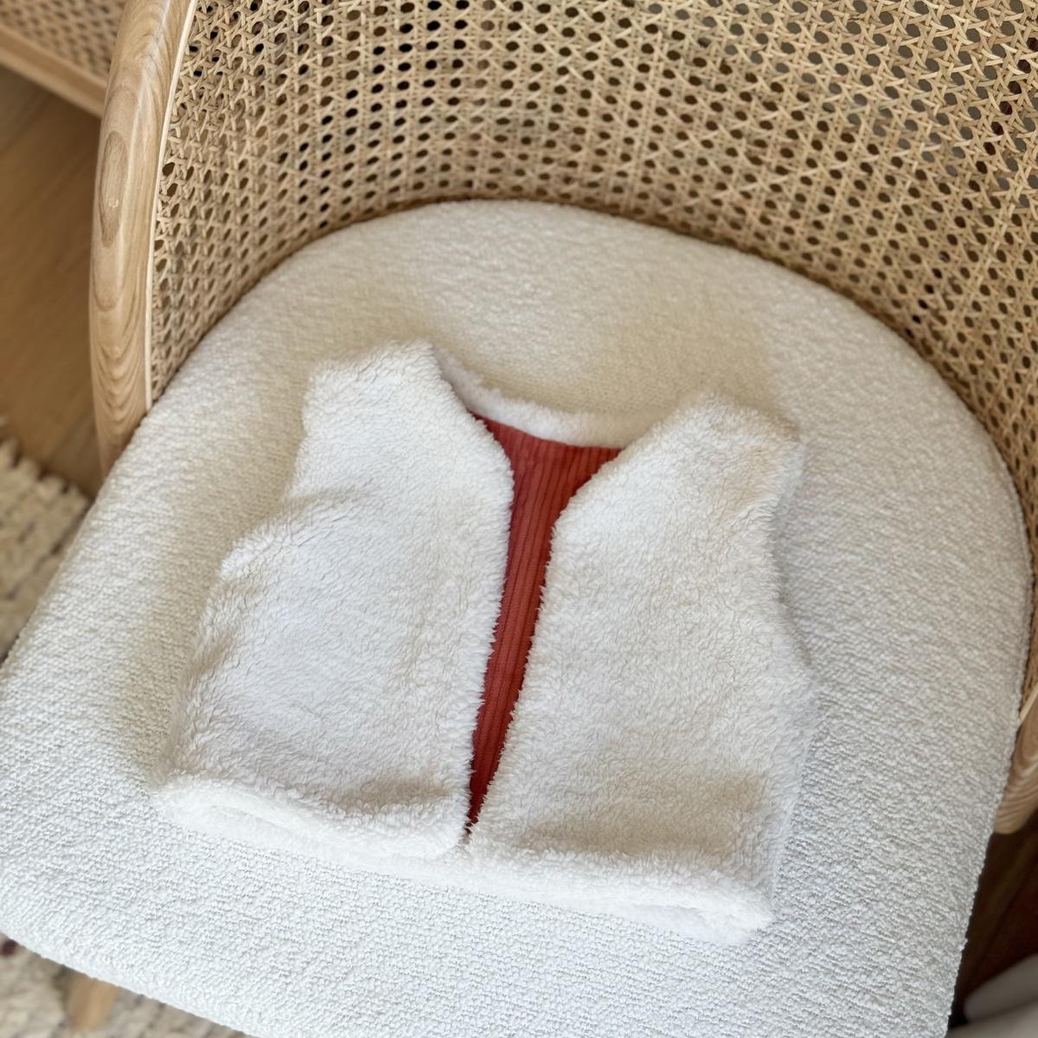 Voir la diapositive 6 : Petit Béguin Veste sans manches enfant réversible en velours côtelé manouk
