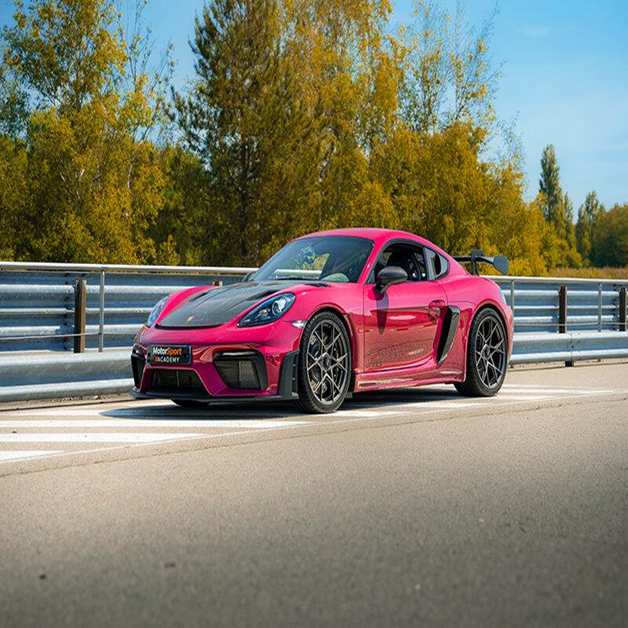 Voir la diapositive 4 : Smartbox Stage de pilotage : 2 tours sur le circuit de Fay de Bretagne en Porsche 718 Cayman GT4 RS - Coffret Cadeau Sport & Aventure