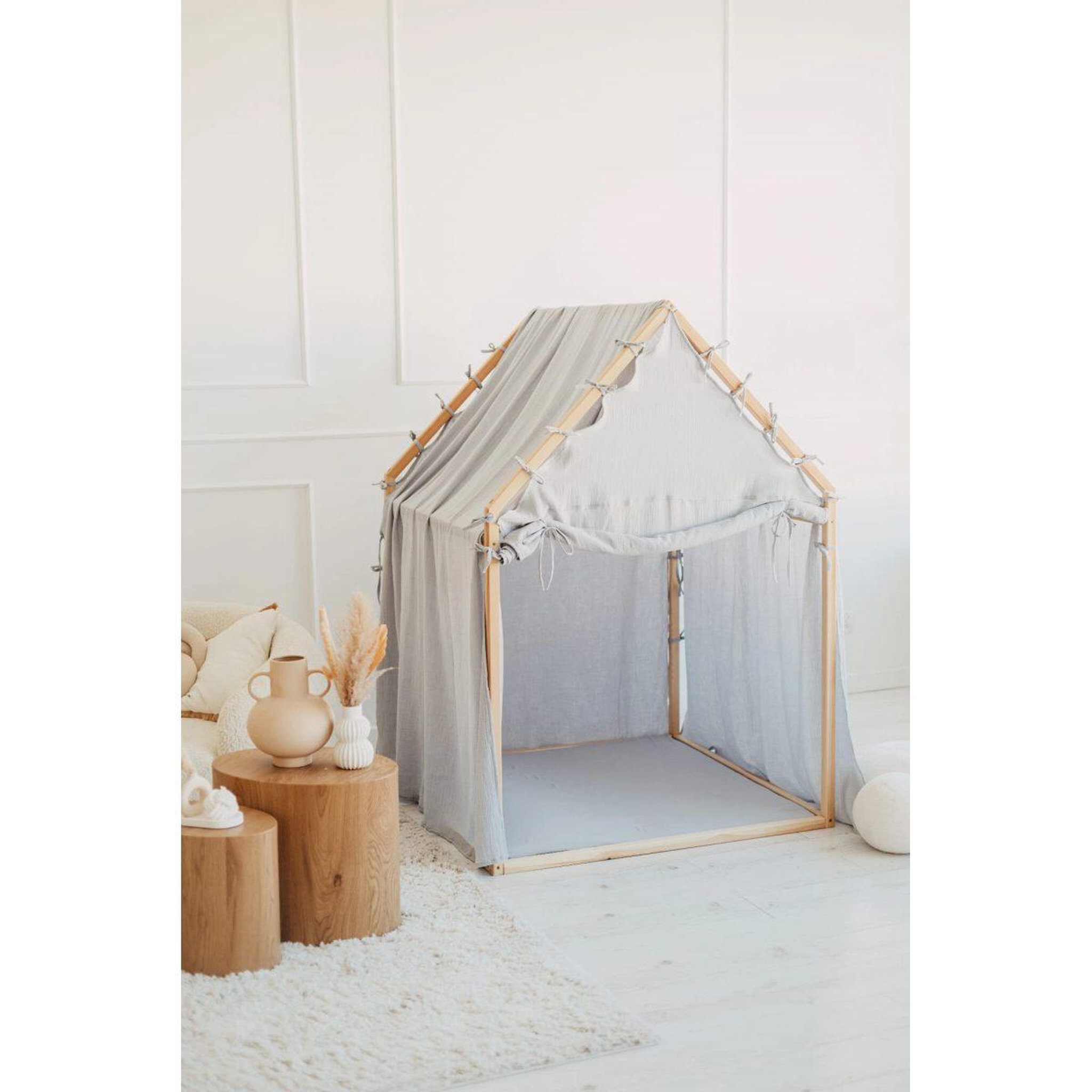 Voir la diapositive 3 : MONIO FOR KIDS Cabane de jeu en bois et mousseline 106 x 106 x 150 cm, store enroulable — Gris