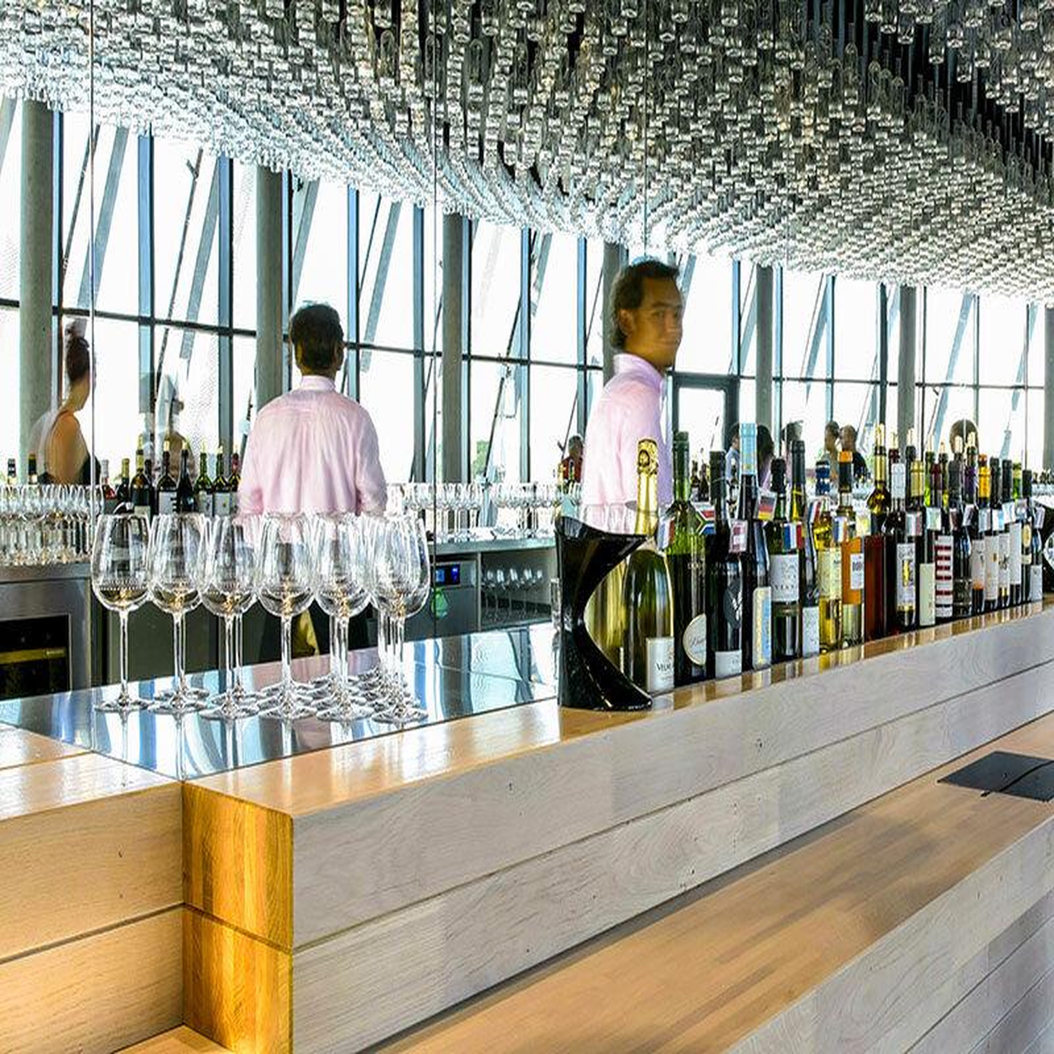 Voir la diapositive 2 : Smartbox Sortie culturelle en famille à la Cité du Vin à Bordeaux pour 2 adultes et 2 enfants - Coffret Cadeau Sport & Aventure