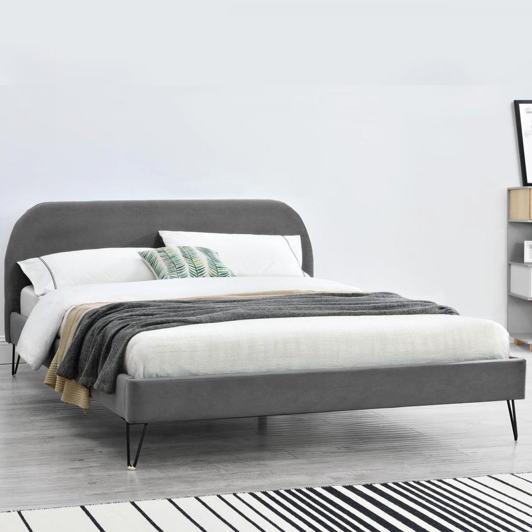 Voir la diapositive 2 : CONCEPT USINE Lit 140 x 190 cm en velours gris et pieds noirs phoenix