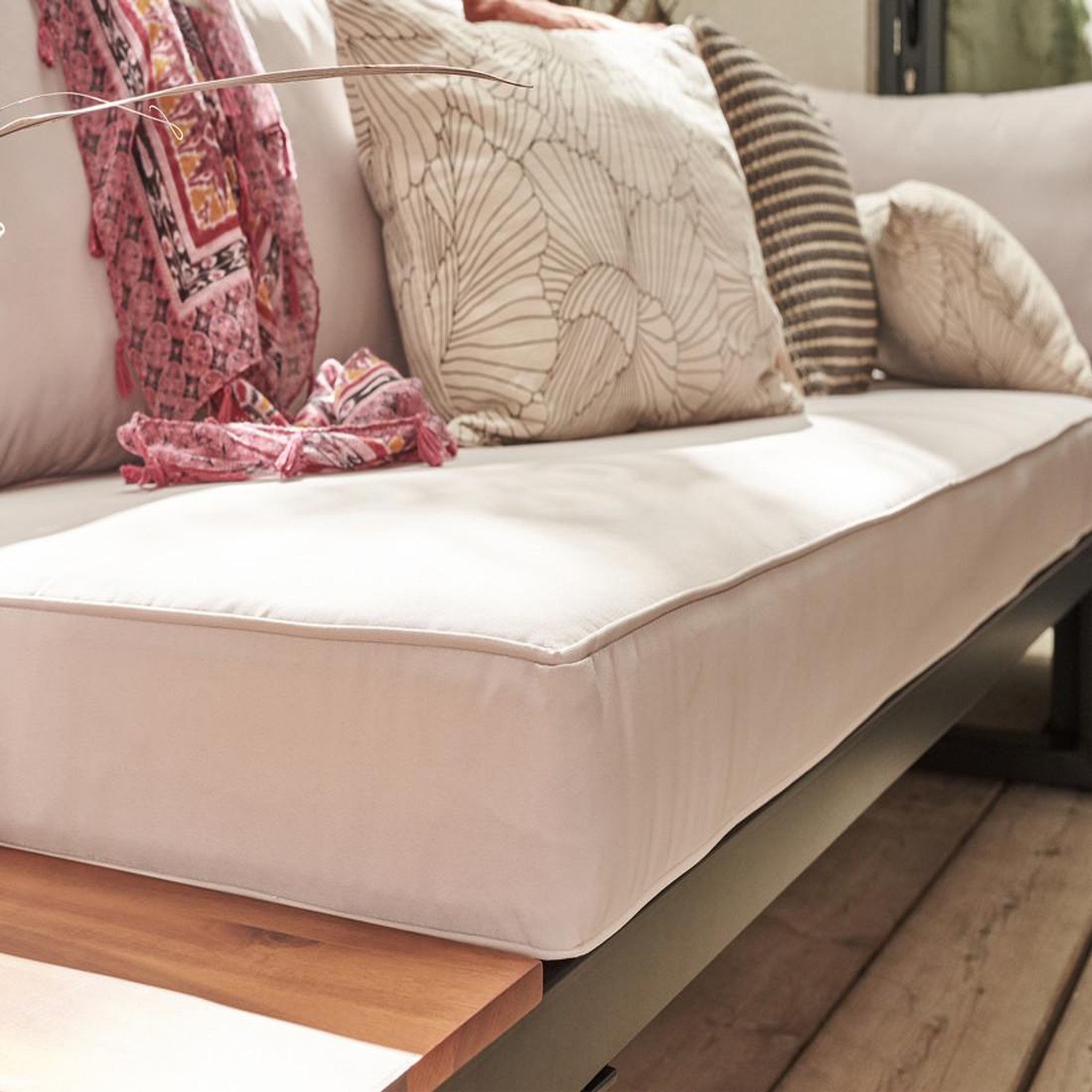 Voir la diapositive 6 : BEST MOBILIER Salome - salon bas de jardin 5 places + table - modulable - bois, métal et coussins beiges