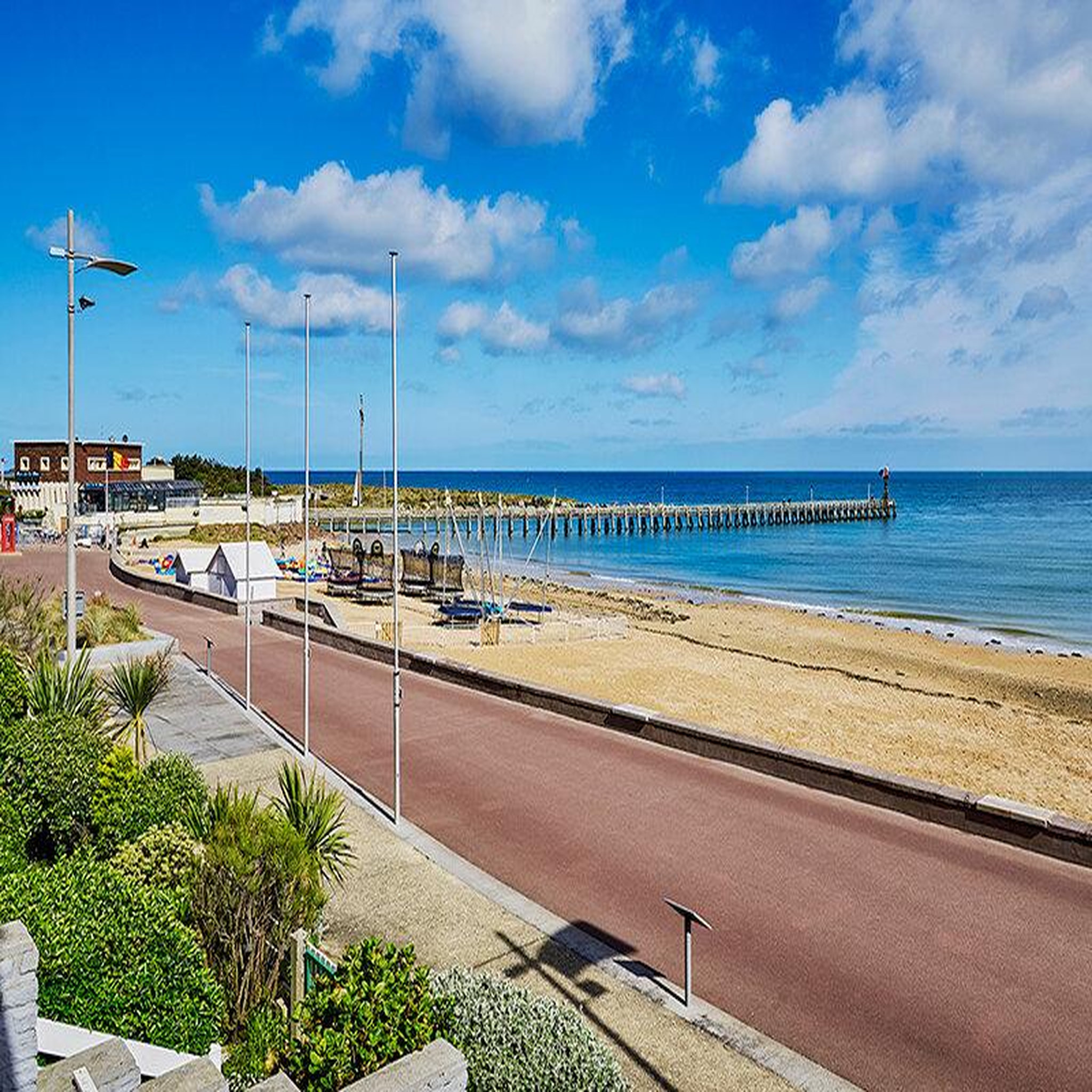 Voir la diapositive 3 : Smartbox Vacances les pieds dans l'eau : 3 jours avec dîner en hôtel normand donnant sur la mer - coffret cadeau séjour