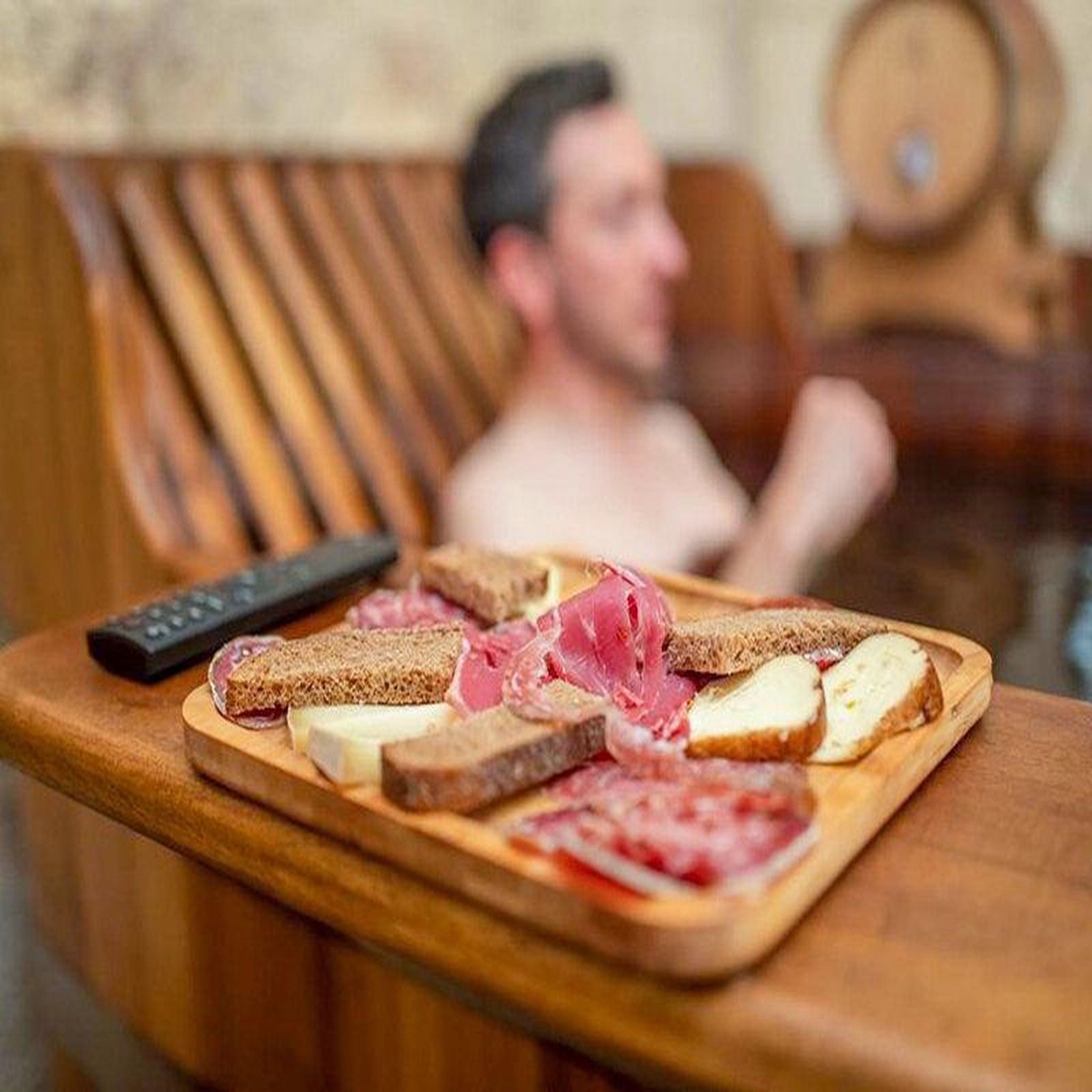 Voir la diapositive 3 : Smartbox Bain de bière ou de vin avec dégustation et charcuteries à bordeaux - coffret cadeau bien-être