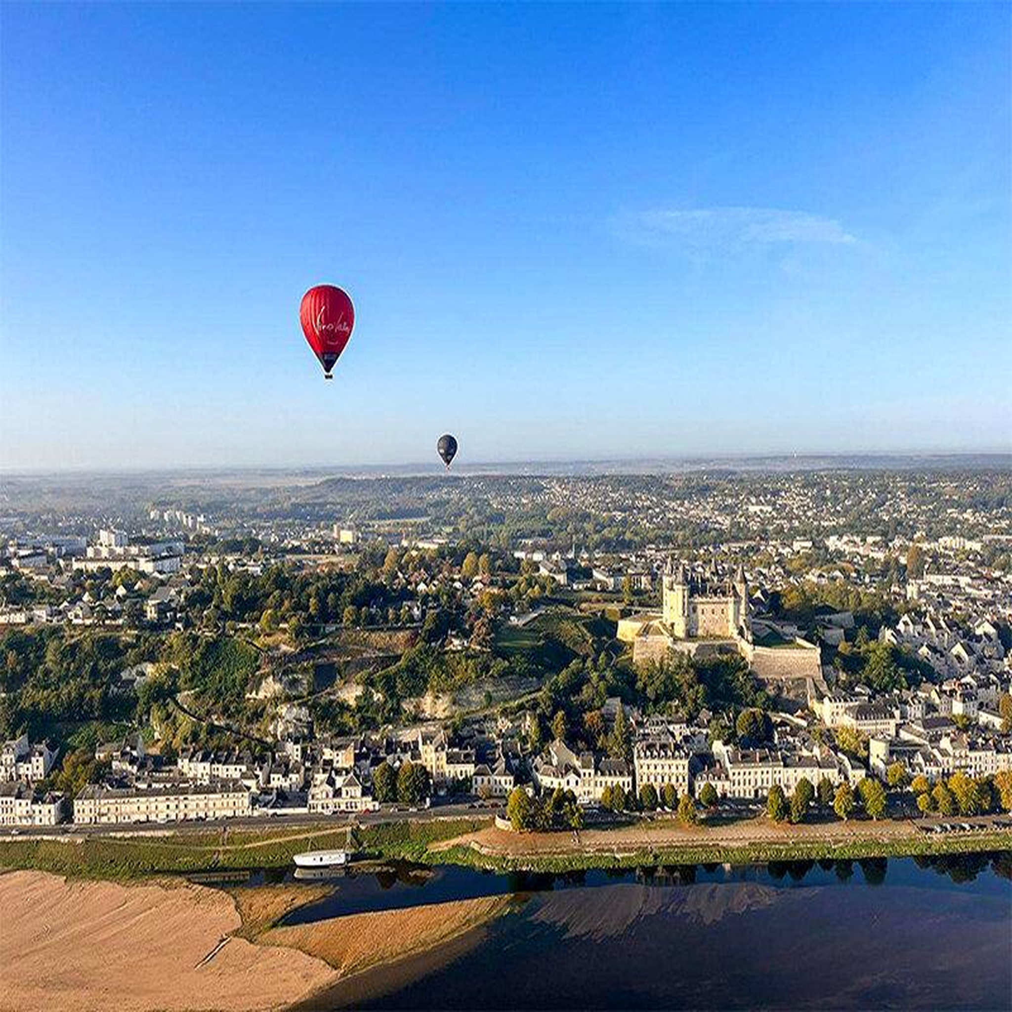 Voir la diapositive 4 : Smartbox Vol en montgolfière pour 2 au-dessus de la vallée de la loire le matin en semaine - coffret cadeau sport & aventure