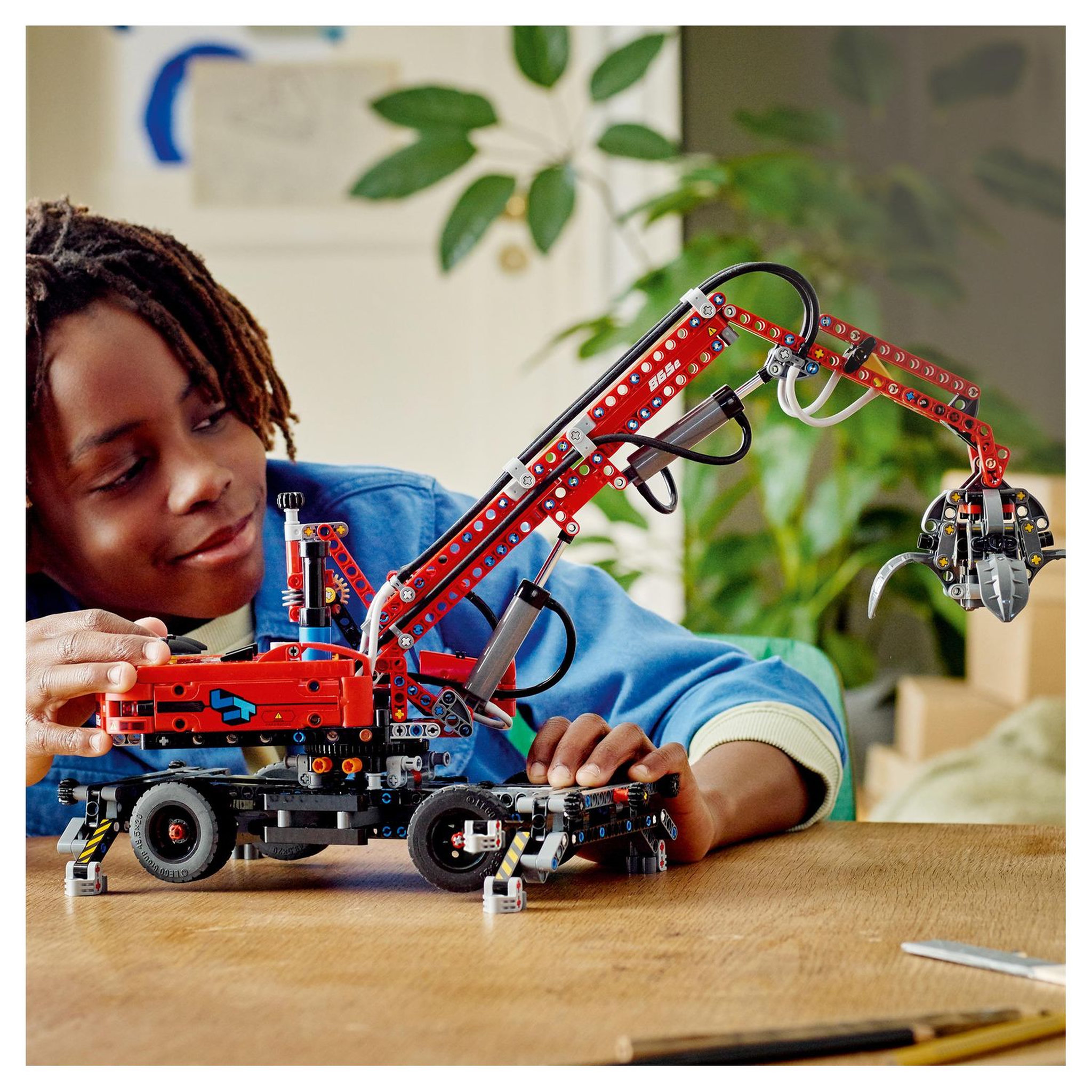 Voir la diapositive 8 : LEGO Technic 42144 La Grue de Manutention, Construction Éducative, Engin de Chantier Jouet