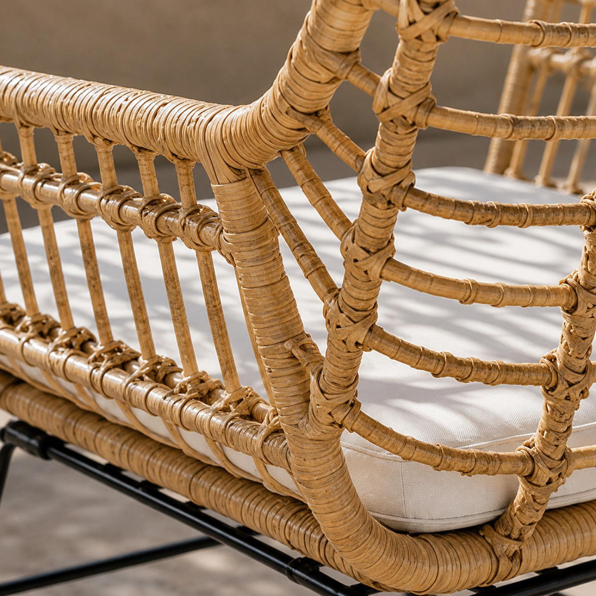 Voir la diapositive 6 : CONCEPT USINE Ensemble de jardin 2 fauteuils et table basse effet rotin naturel galicia