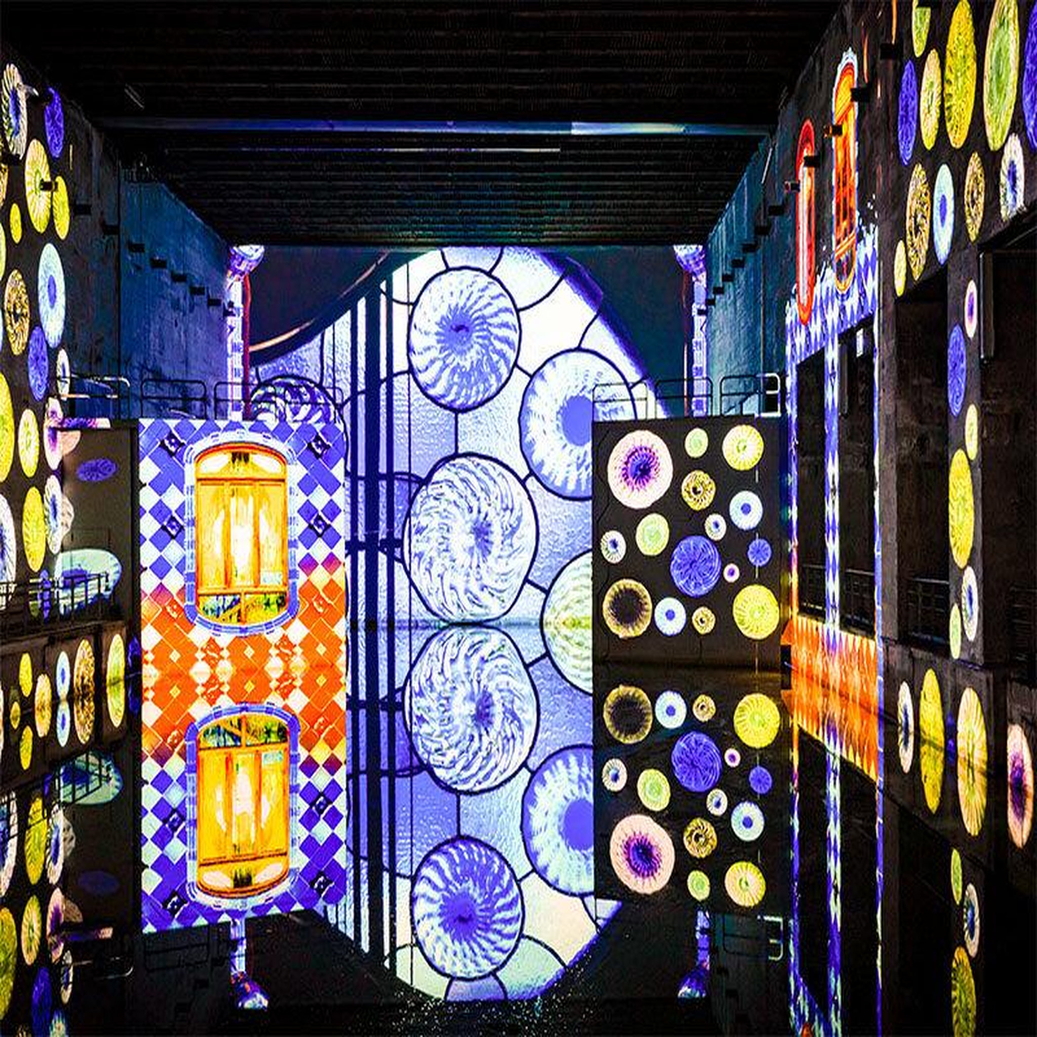 Voir la diapositive 2 : Smartbox Découverte en famille des Bassins des Lumières à Bordeaux : entrée pour 2 adultes et 1 jeune - Coffret Cadeau Sport & Aventure