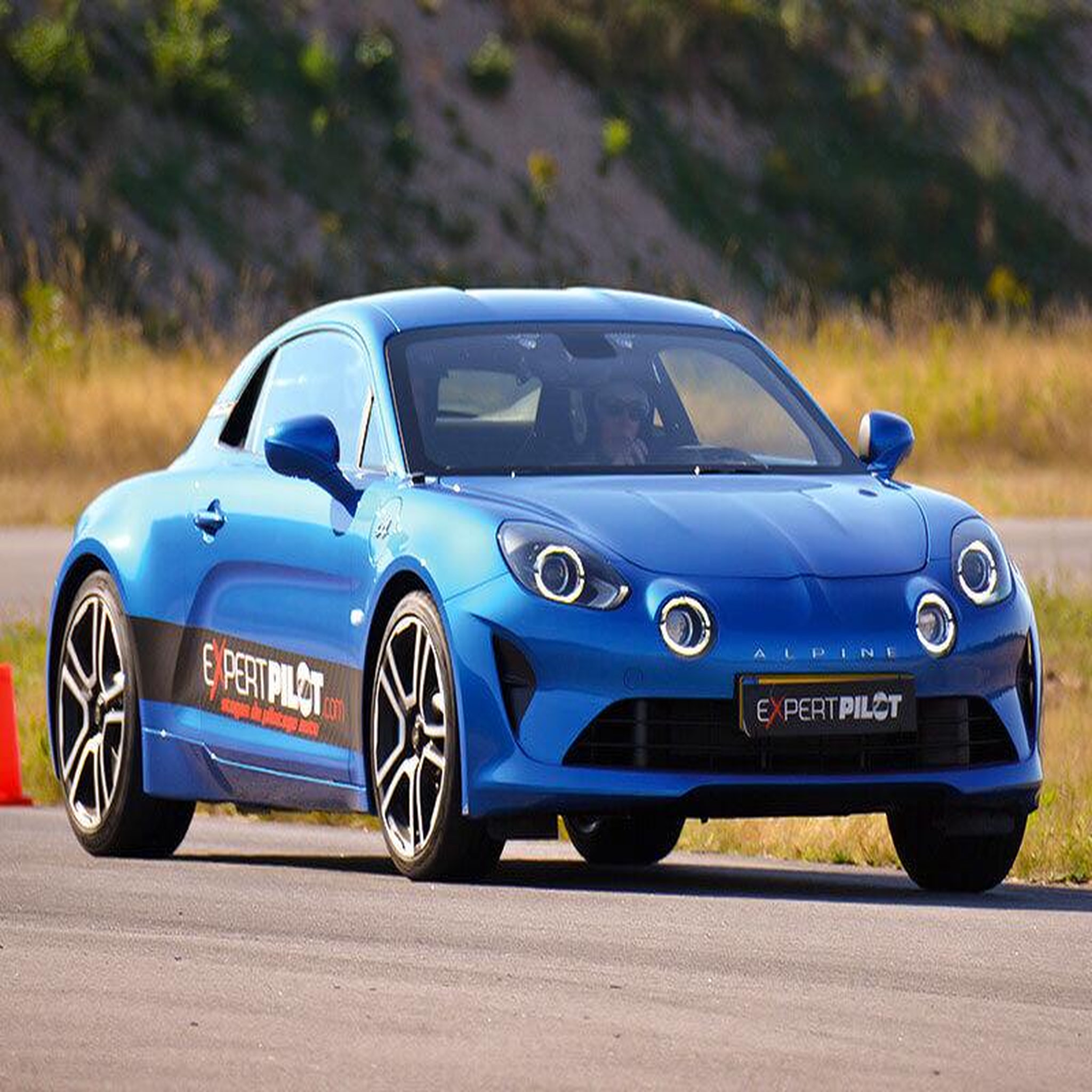 Voir la diapositive 3 : Smartbox Pilotage 8 tours de circuit en Porsche, Alpine ou Mégane RS sur le circuit Geoparc - Coffret Cadeau Sport & Aventure