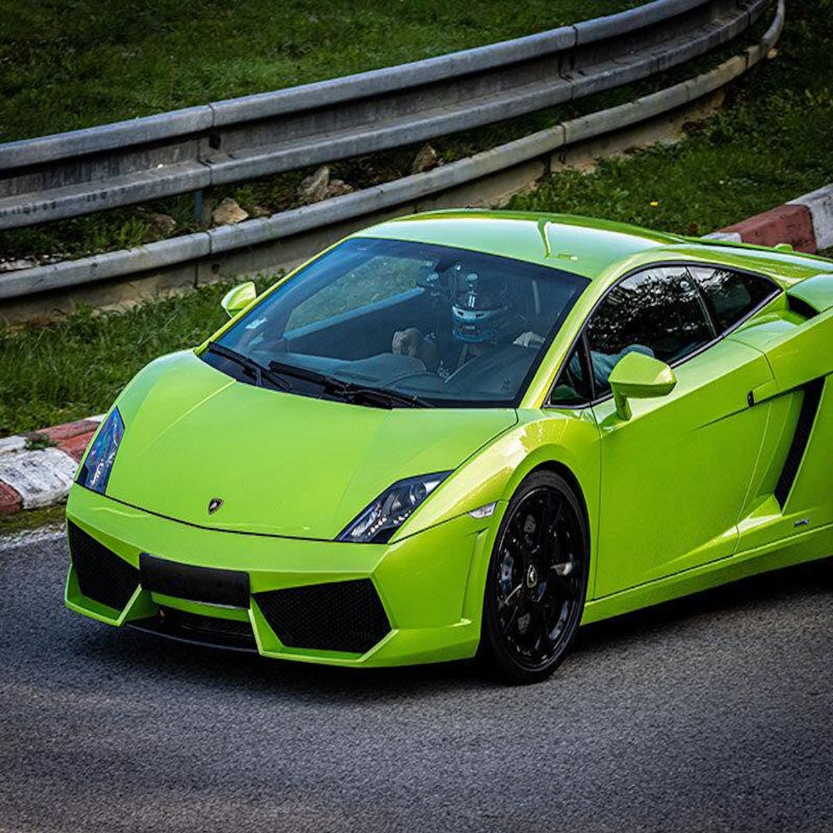 Smartbox Stage de pilotage multivolant : 2 tours en Audi R8, 2 tours en Lamborghini Gallardo et 2 tours en Ferrari 488 sur le circuit de Lohéac - Coffret Cadeau Sport & Aventure