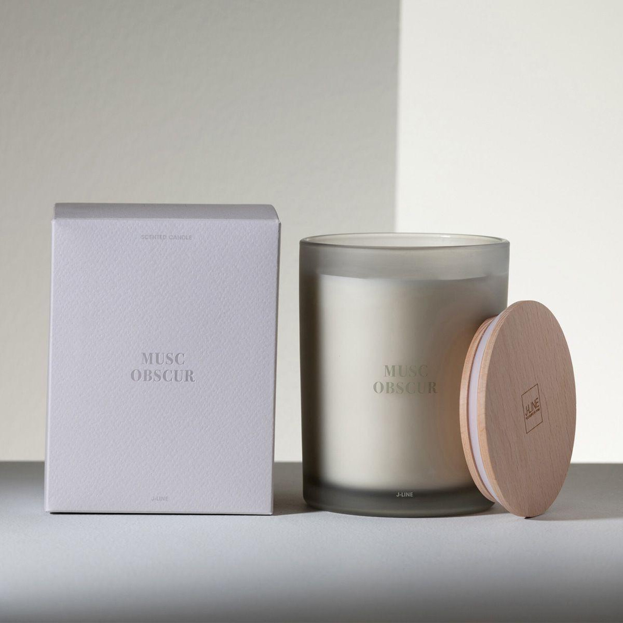 Voir la diapositive 5 : J-LINE Bougie parfumée  accords essentiels  14cm musc obscur