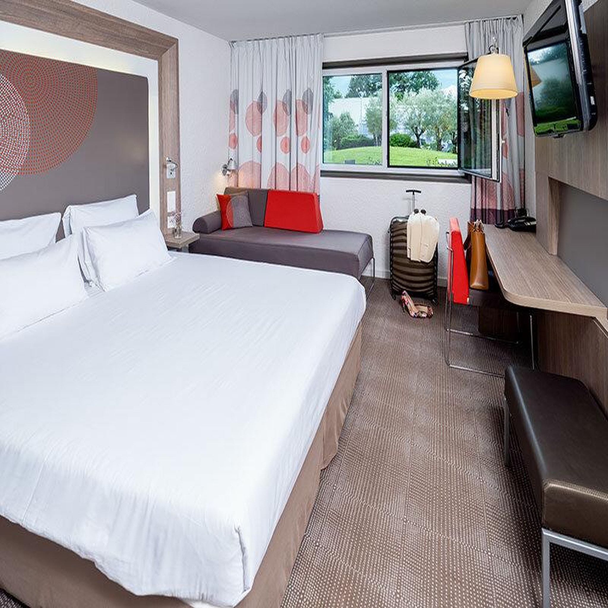 Voir la diapositive 2 : Smartbox 2 jours en hôtel novotel 4* aux abords de nantes avec dîner et espace détente - coffret cadeau séjour
