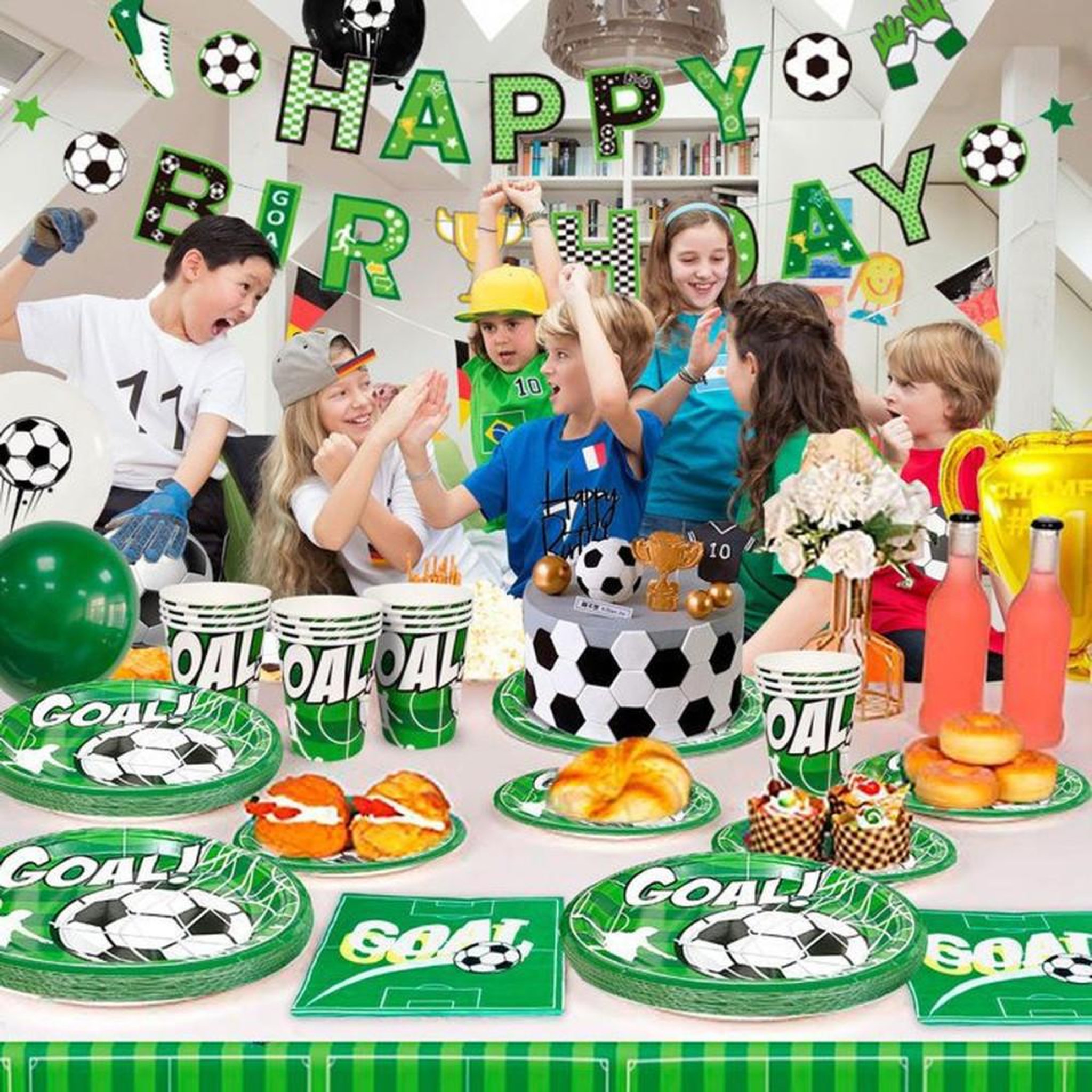 Voir la diapositive 3 : Kit vaisselle et décoration anniversaire football INBOXXARTY avec banderole, nappe, assiettes, couverts, ballons, sifflet et accessoires