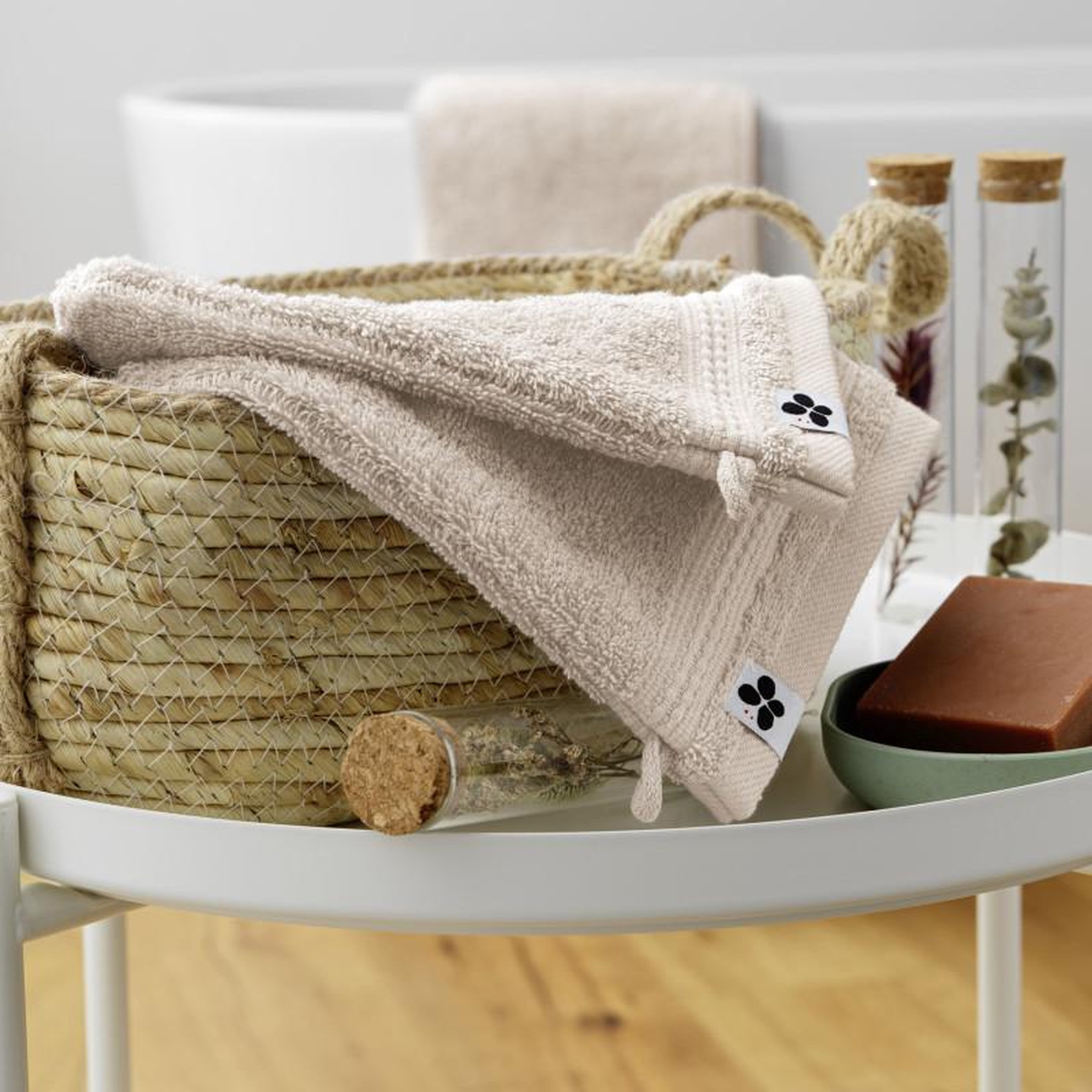 Voir la diapositive 2 : L EFFET PAPILLON Lot de 2 gants de toilette  Garance  15 x 21 cm / 100% Coton Bio / 600 gr/m² l'Effet Papillon -  - Lot de 2 Gants de toilette 15 x 21 cm