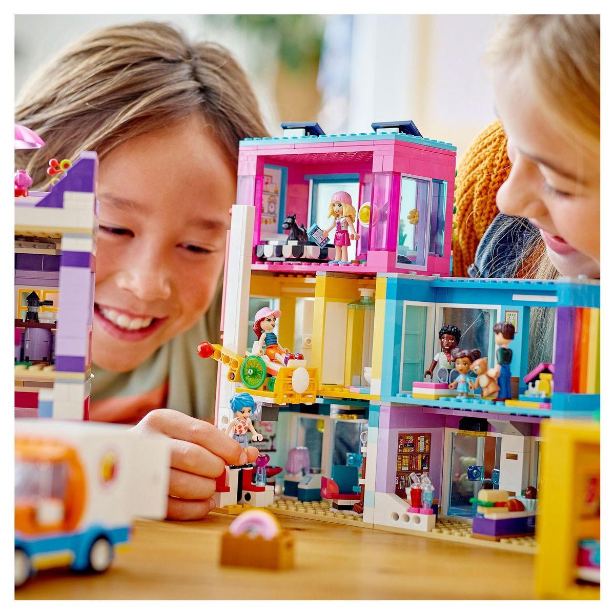 LEGO Friends 41704 - L&rsquo;Immeuble de La Grand-Rue, Maison de Poupée Heartlake City avec Café