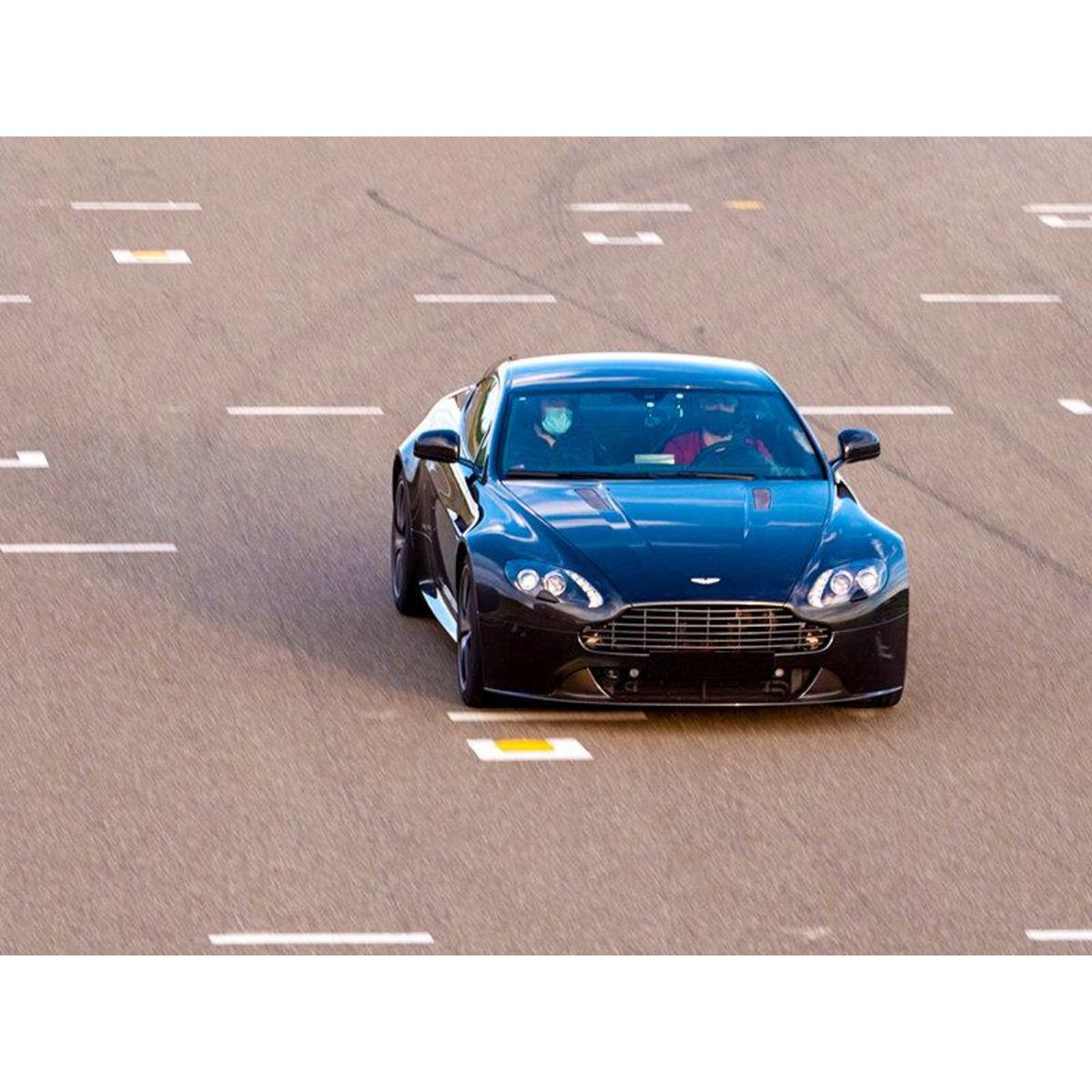 Smartbox Stage de pilotage : 2 tours sur le circuit de Magny-Cours en Aston Martin V8 Vantage - Coffret Cadeau Sport & Aventure