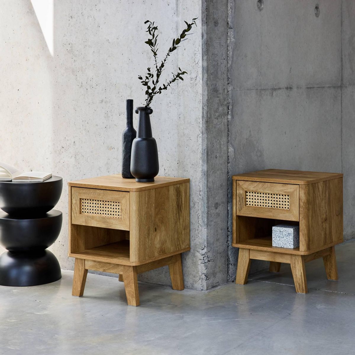 SWEEEK Lot de 2 tables de chevet avec 1 tiroir et 1 niche effet bois et cannage. pieds eucalyptus