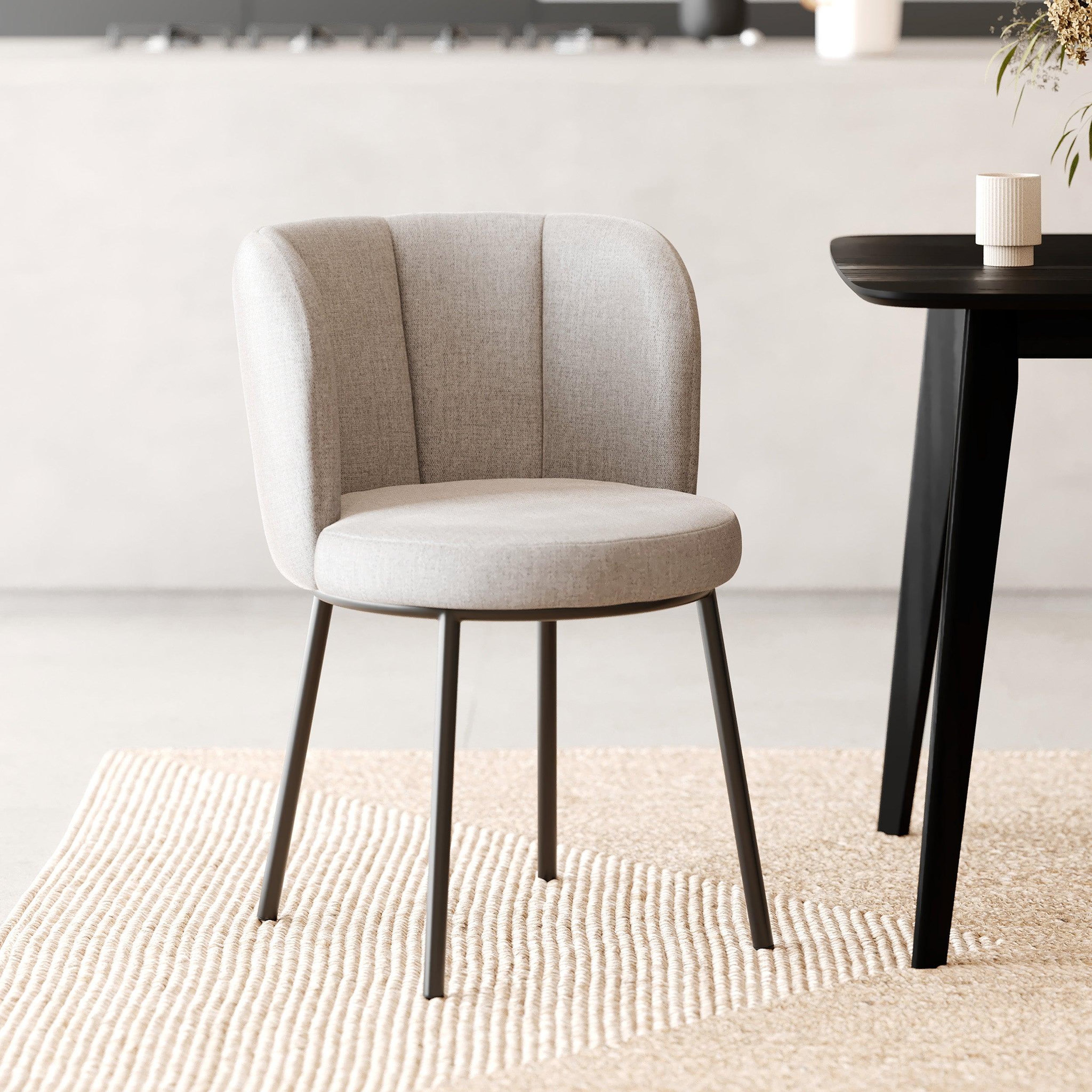Voir la diapositive 2 : MAISON PAVANE Chaise en tissu beige chiné et pieds noirs-aby