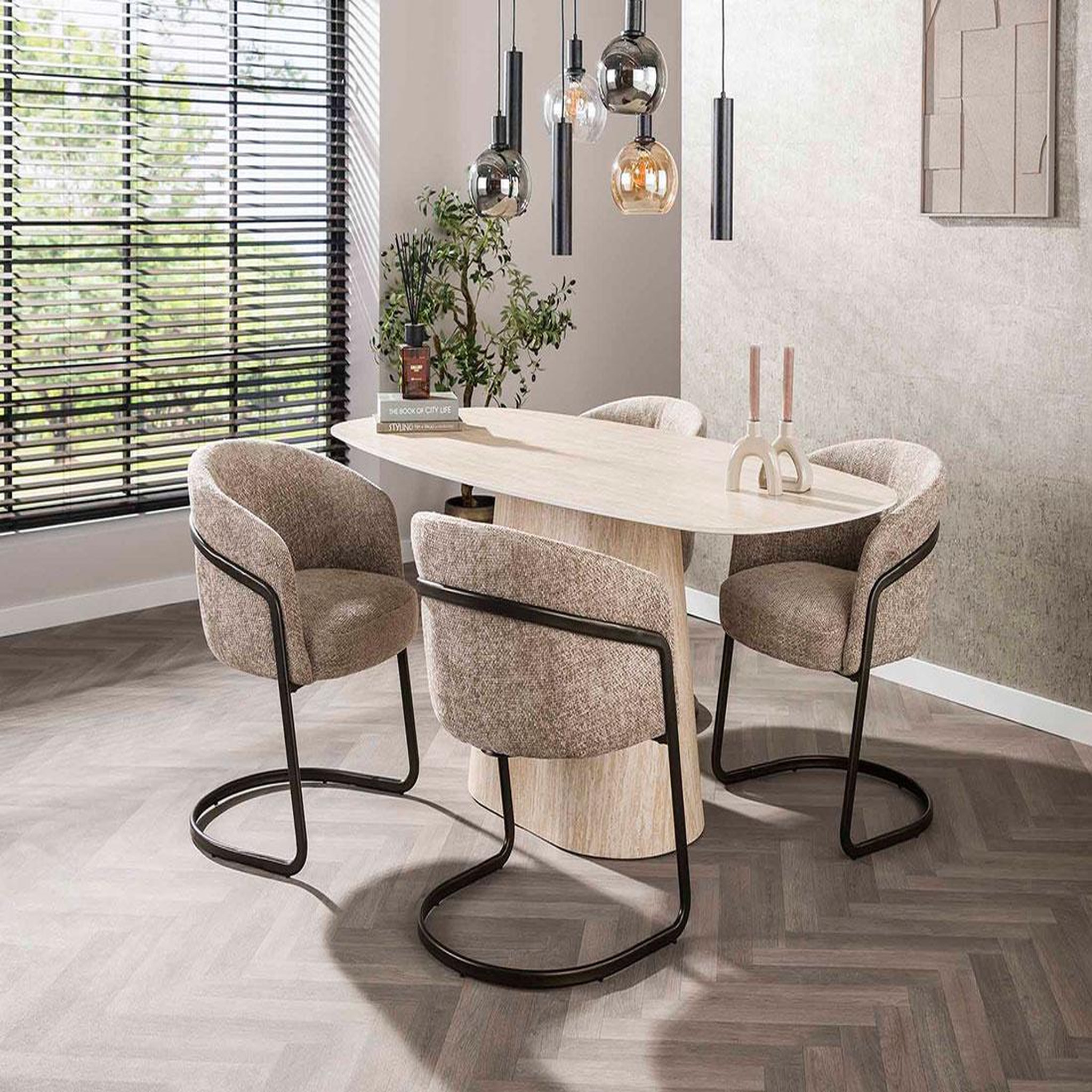 Voir la diapositive 3 : LISA DESIGN Aubin - table à manger - effet travertin - 4 à 6 personnes