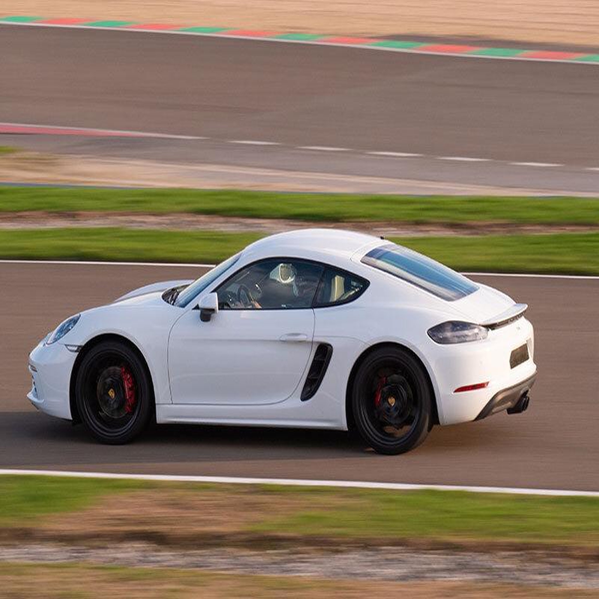 Voir la diapositive 3 : Smartbox Stage de pilotage : 3 tours sur le circuit de nogaro en porsche cayman - coffret cadeau sport & aventure