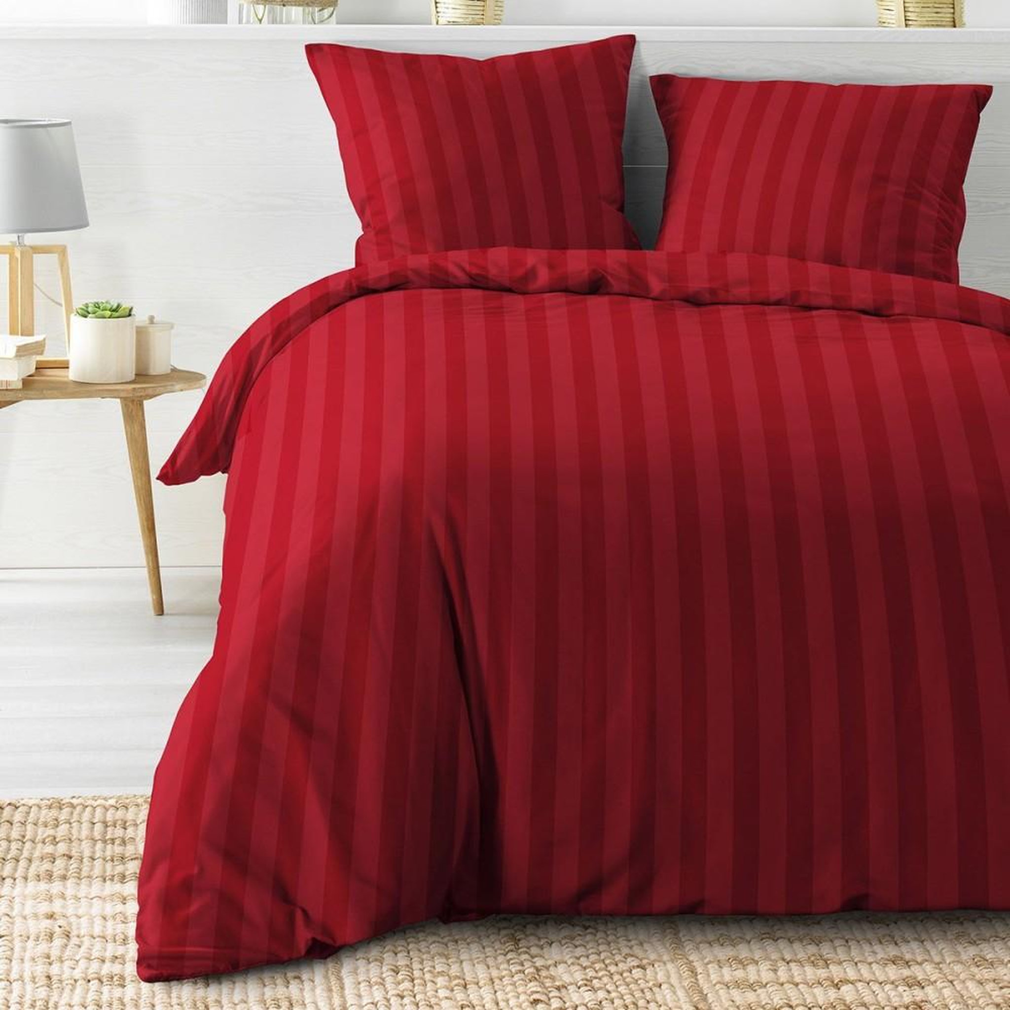 Voir la diapositive 1 : Douceur d'Intérieur Housse de couette 240x220 + 2 taies Cléo rouge uni microfibre