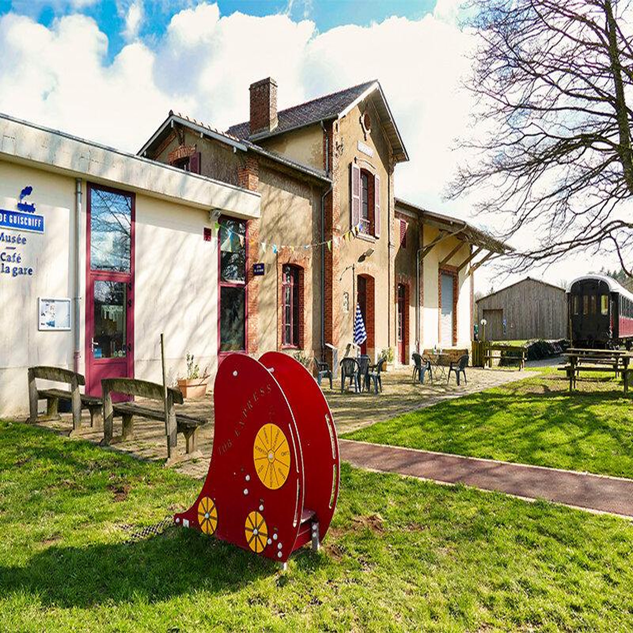 Voir la diapositive 4 : Smartbox 2 jours insolites en famille près de quimper en voiture lit-salon avec location de vélos - coffret cadeau séjour