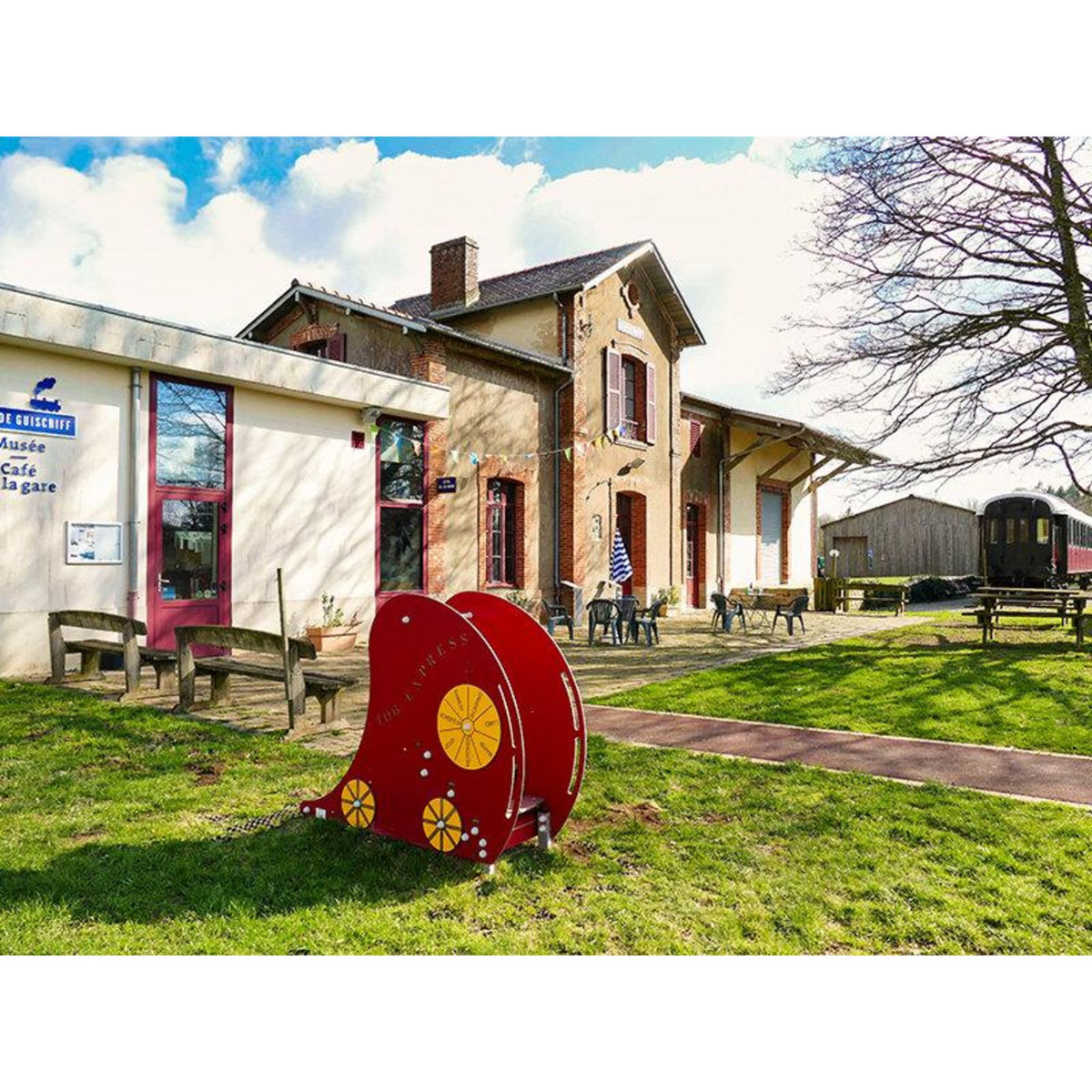 Smartbox 2 jours insolites en famille près de Quimper en voiture lit-salon avec location de vélos - Coffret Cadeau Séjour