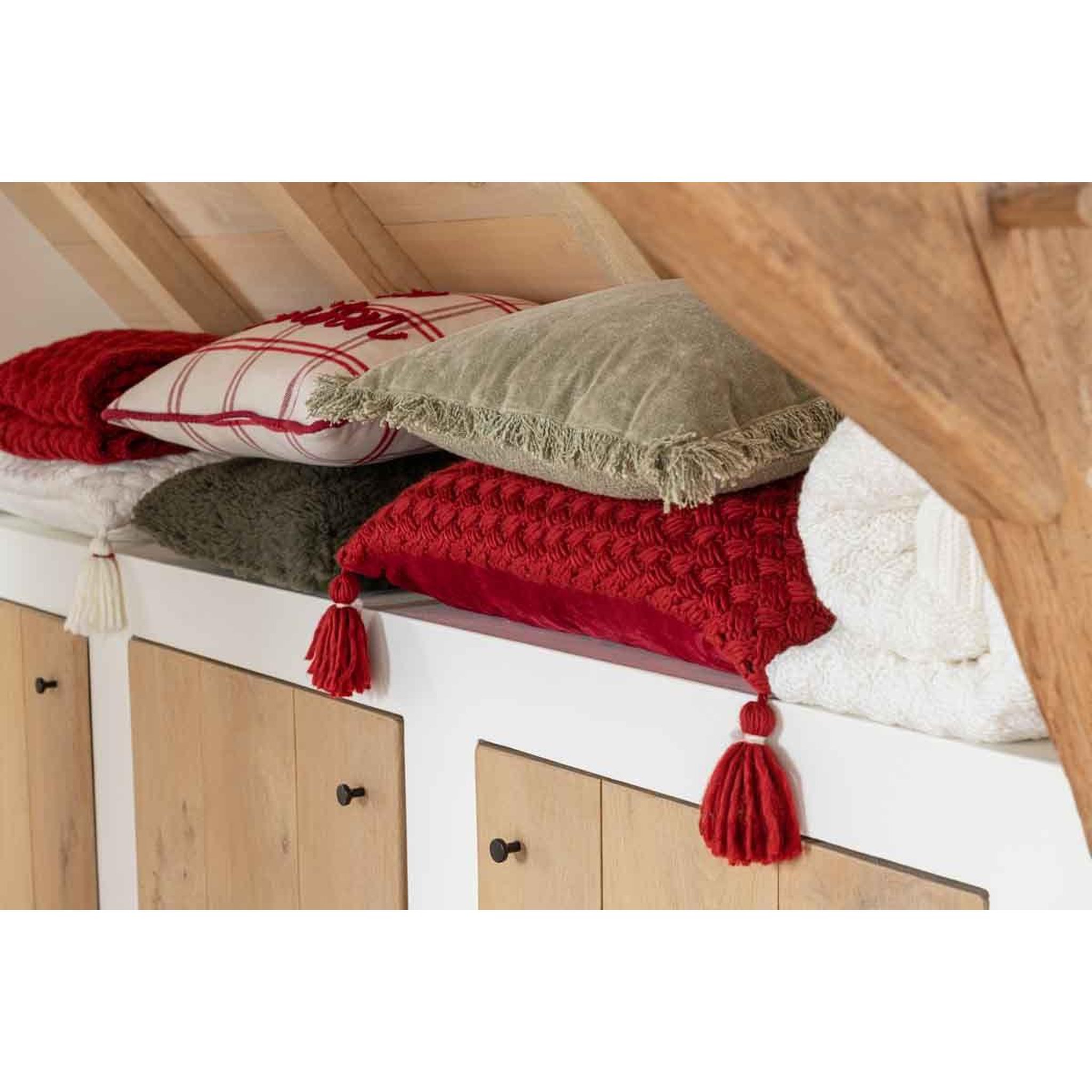 Voir la diapositive 4 : J-LINE Coussin déco à franges  crochet  40x60cm rouge