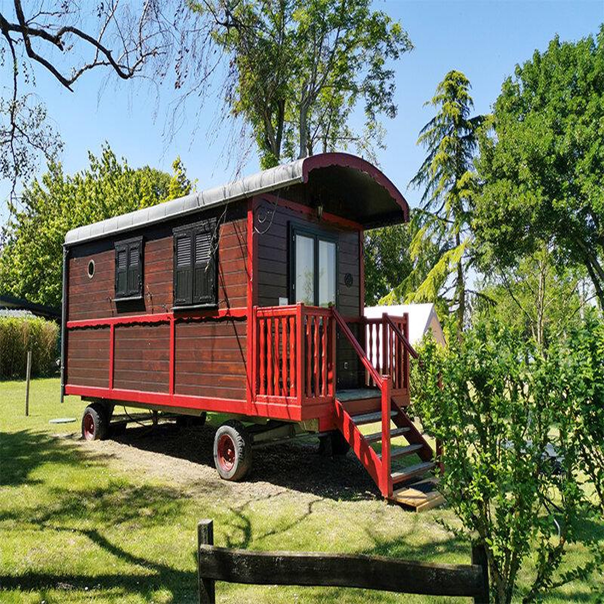 Voir la diapositive 4 : Smartbox Escapade insolite en famille : 2 jours en roulotte avec dîner près d'orléans - coffret cadeau séjour