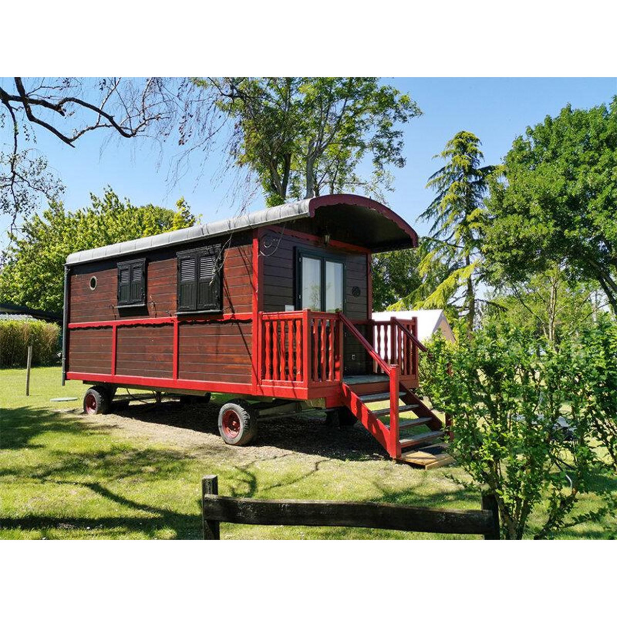 Smartbox Escapade insolite en famille : 2 jours en roulotte avec dîner près d'Orléans - Coffret Cadeau Séjour