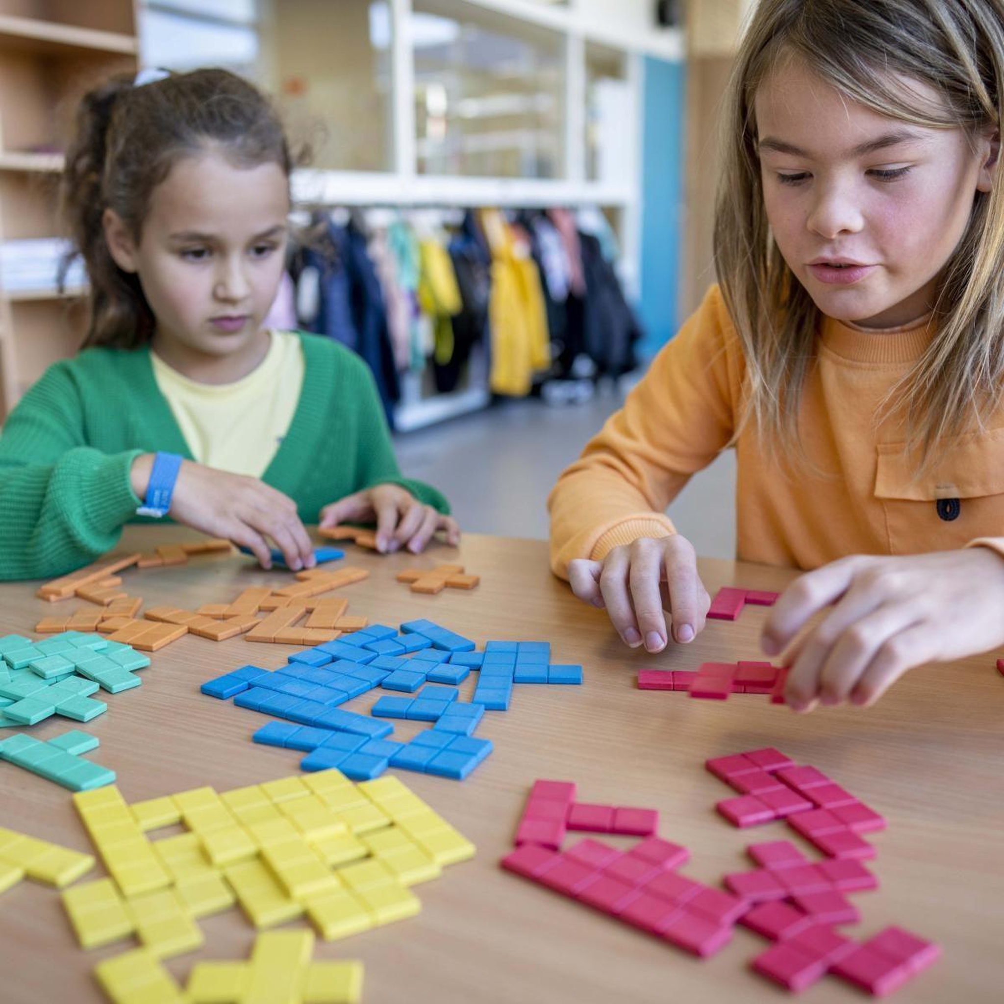 Voir la diapositive 2 : EDUCO Pentominos — 60 éléments